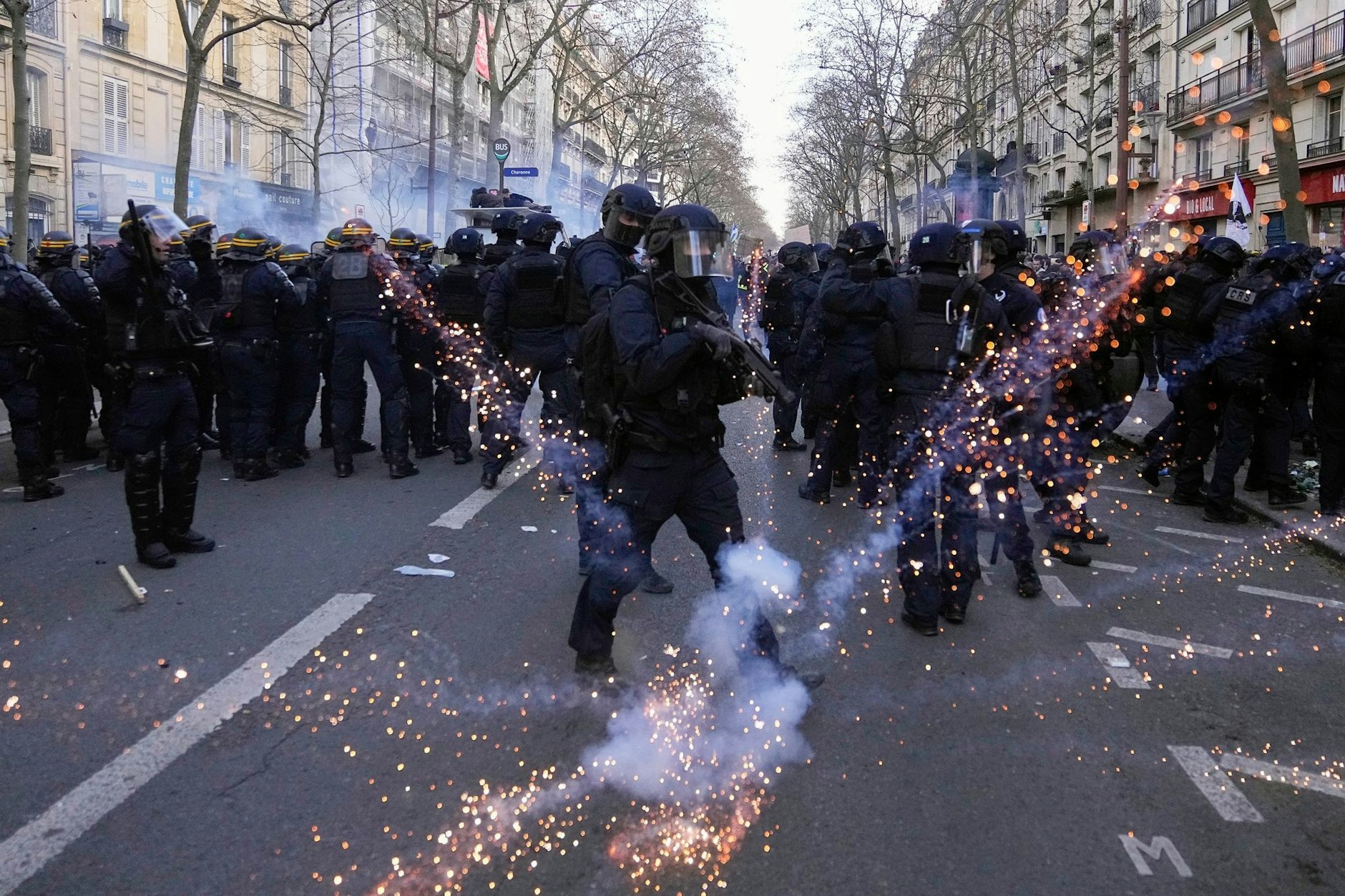dpatopbilder - Noch länger Arbeit? Nein danke. Tausende protestieren in Frankreich gegen die Erhöhung des Renteneintrittalters.  