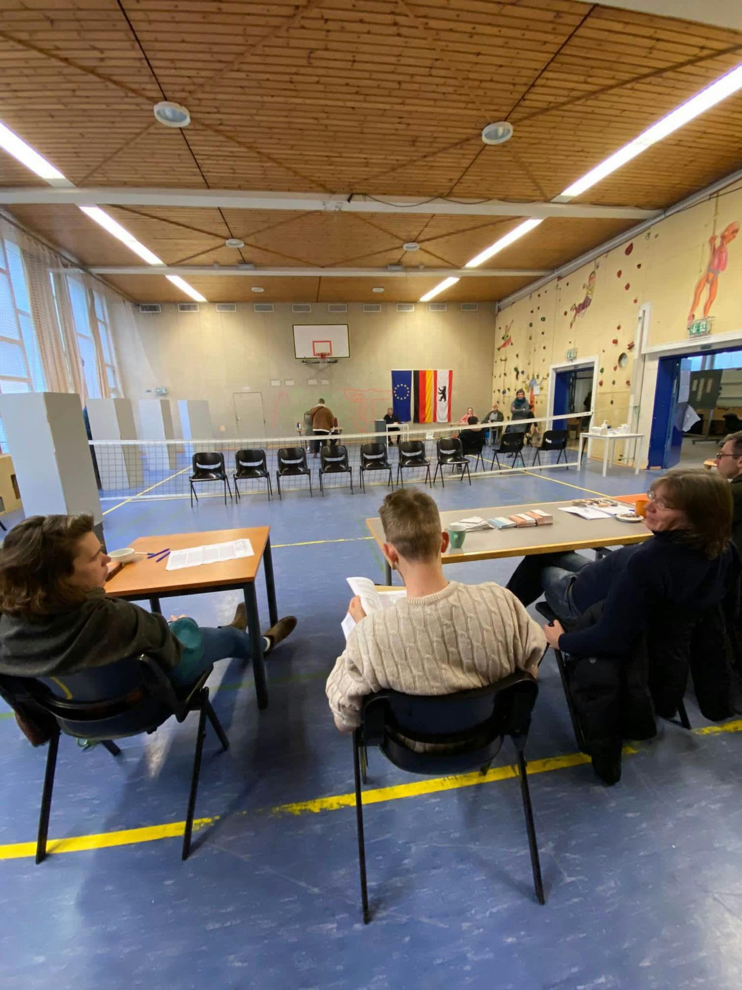 In einem Wahllokal in Berlin-Moabit ist im Vergleich zu 2021 wenig los.