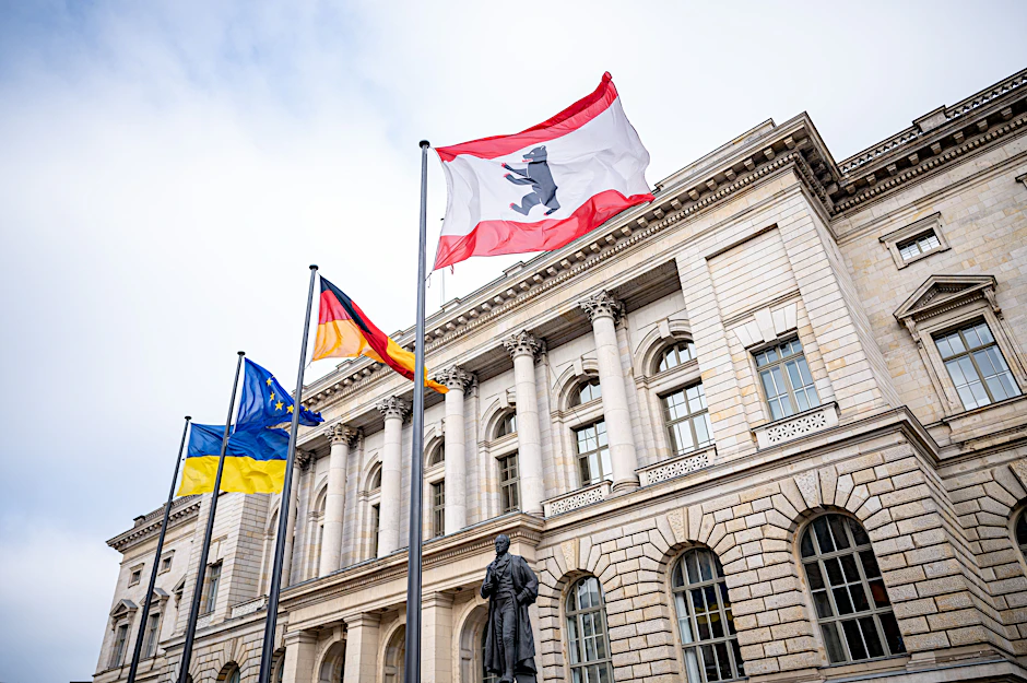 Berlin hat gewählt. Die SPD muss Verluste verkraften, die CDU wird stärkste Kraft. Viele Politiker fliegen aus dem Abgeordnetenhaus.