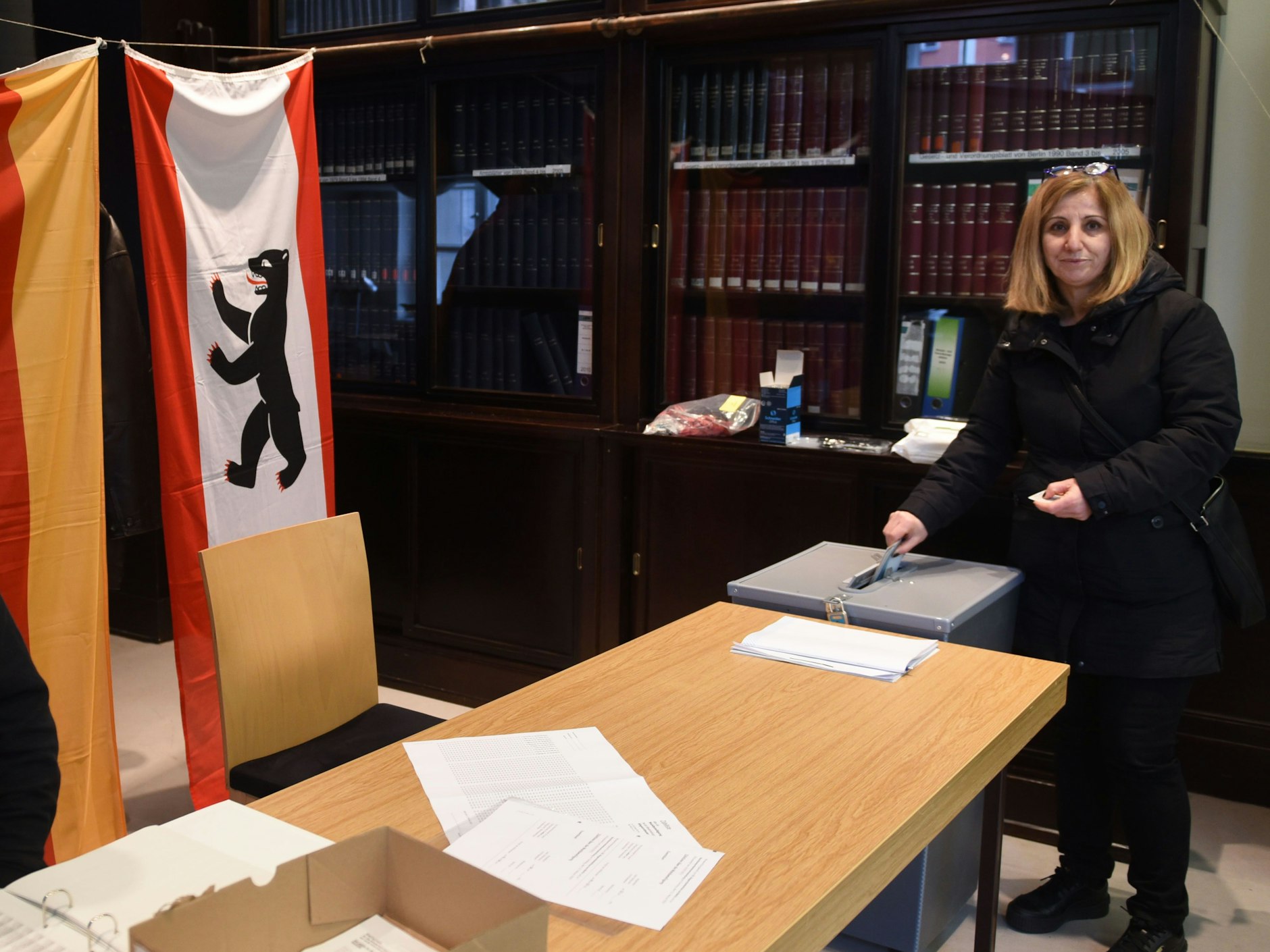 Adalet Firat gibt ihre Stimme in der Verwaltungsbibliothek des Rathauses Neukölln ab. Sie erwartet, dass türkischstämmige Wahlberechtigte nicht wählen, weil sie in die Türkei gereist sind, um Verwandten nach dem Erdbeben beizustehen.