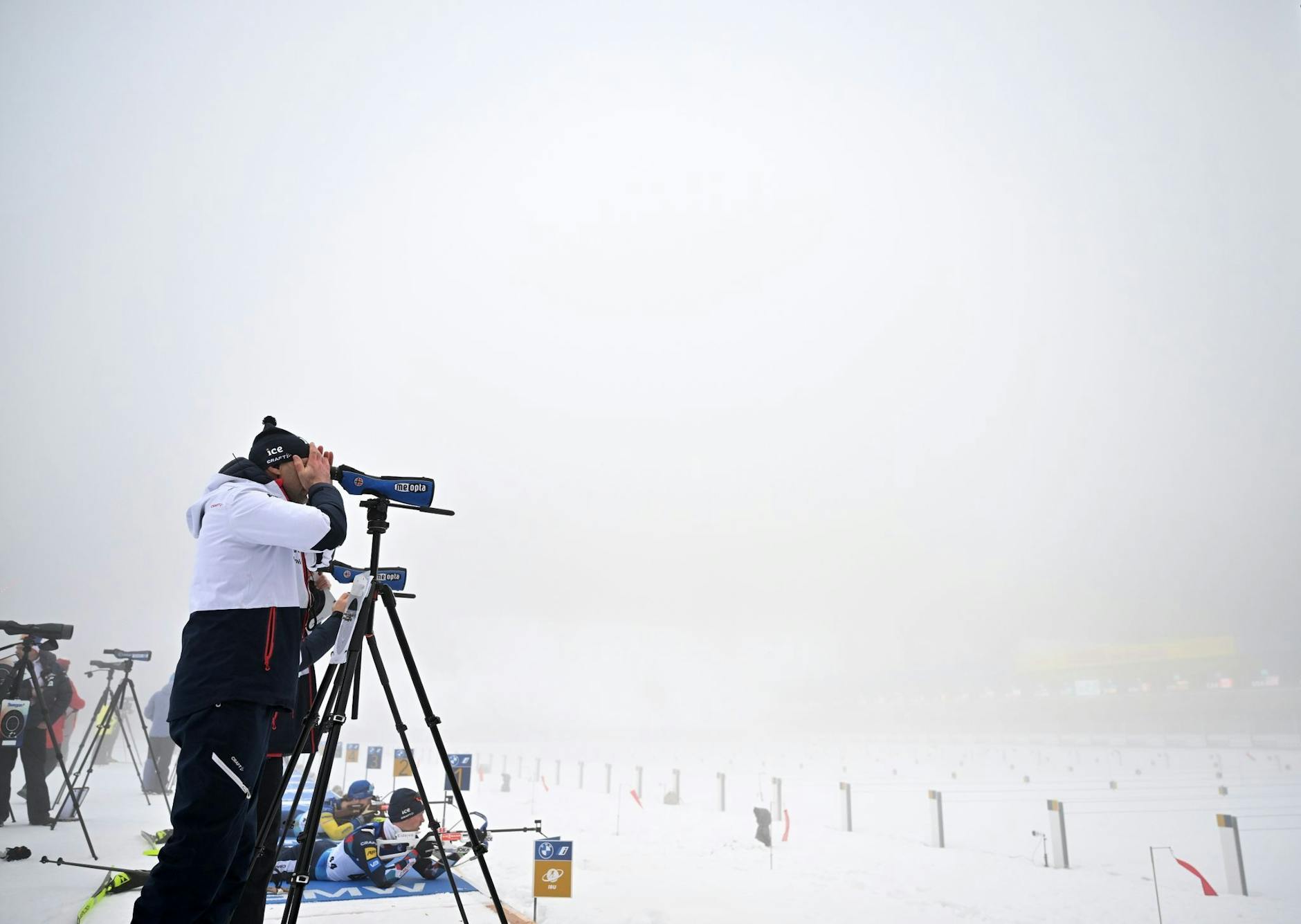 Schlechte Sicht für die Trainer Norwegens bei der Biathlon Weltmeisterschaft. Sie schauen in den dichten Nebel am Schießstand in der Lotto Thüringen Arena am Rennsteig.