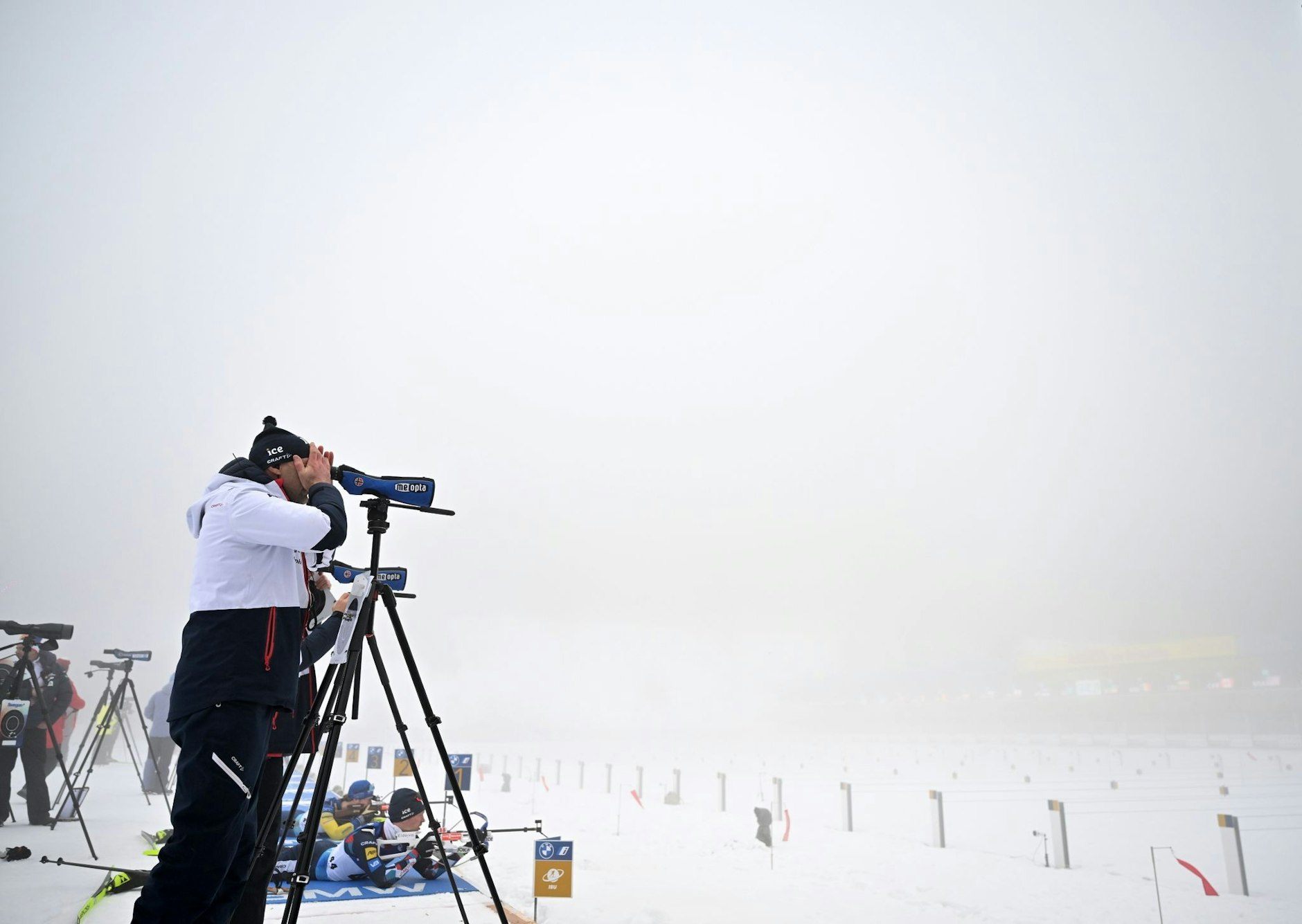 Schlechte Sicht für die Trainer Norwegens bei der Biathlon Weltmeisterschaft. Sie schauen in den dichten Nebel am Schießstand in der Lotto Thüringen Arena am Rennsteig.  