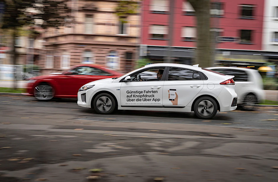 Unterwegs für die Mobilitätsplattform Uber: ein Mietwagen mit Fahrer unterwegs in Berlin.