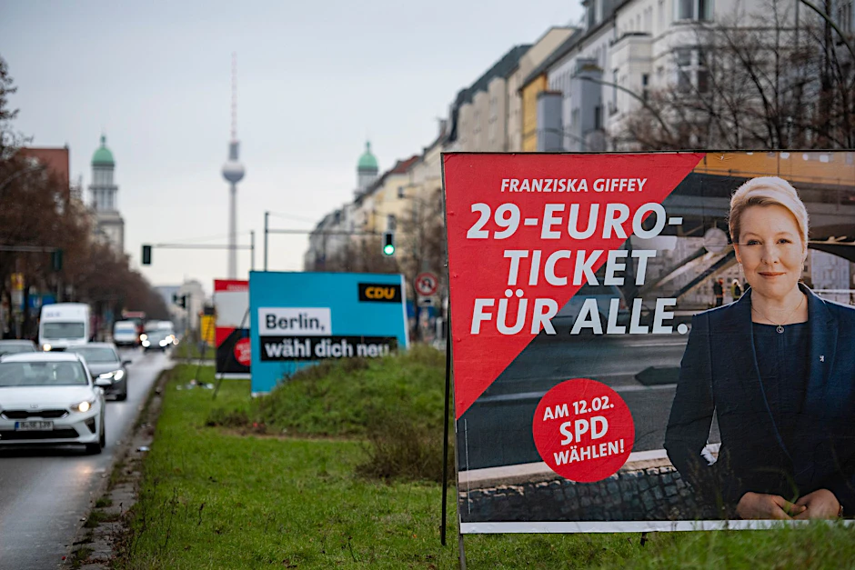 Auf der Frankfurter Allee stehen Wahlplakate zur anstehende Wahl zum Berliner Abgeordnetenhaus.&nbsp;