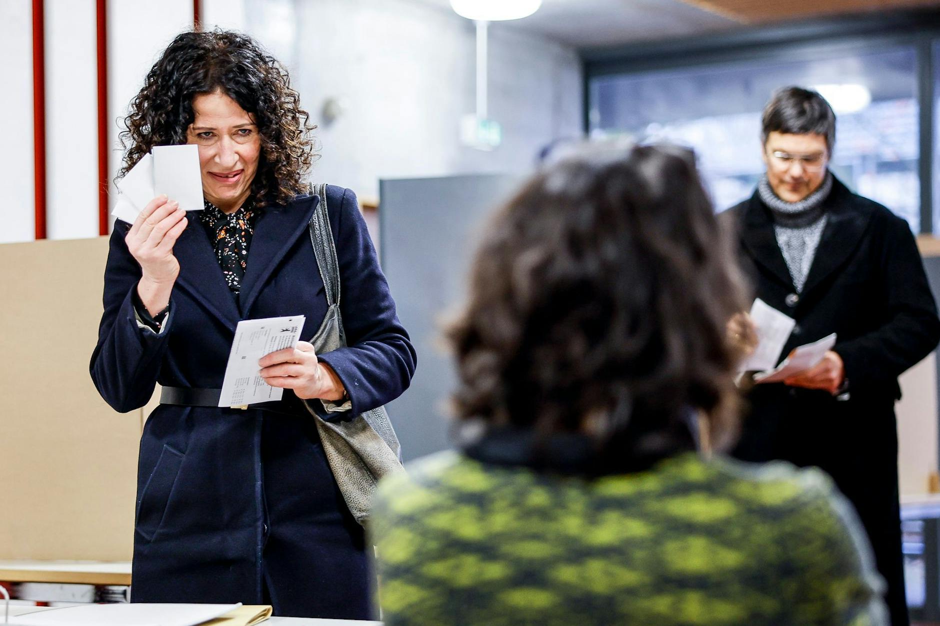 Bettina Jarasch, Spitzenkandidatin Bündnis90/Die Grünen, gibt gemeinsam mit ihrem Mann Oliver bei der Wahl zum Abgeordnetenhaus Berlin ihre Stimme ab.