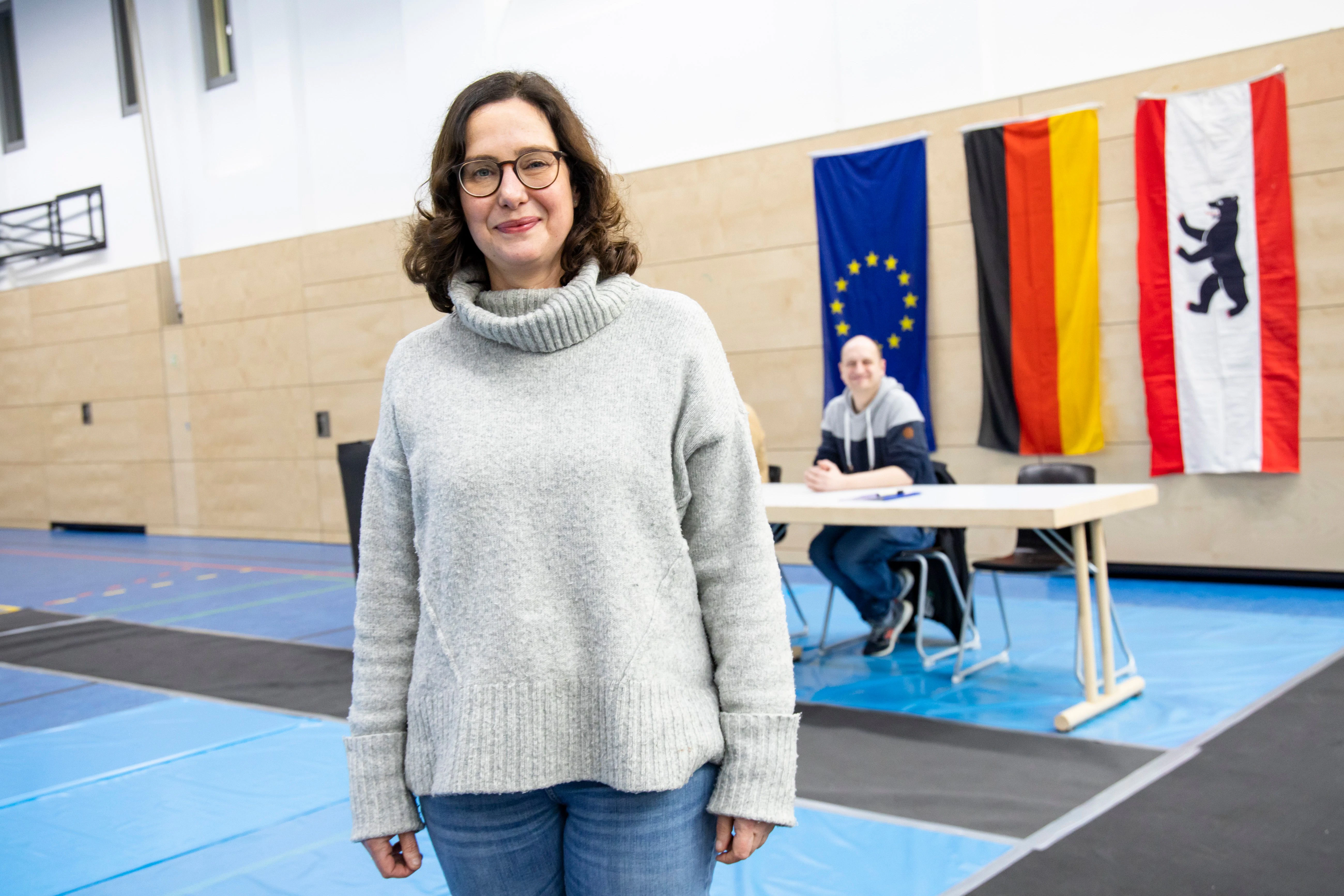 Für Anna Blankenhorn im Wahllokal 205 in Kreuzberg ist es bereits das fünfte Mal als Wahlhelferin.