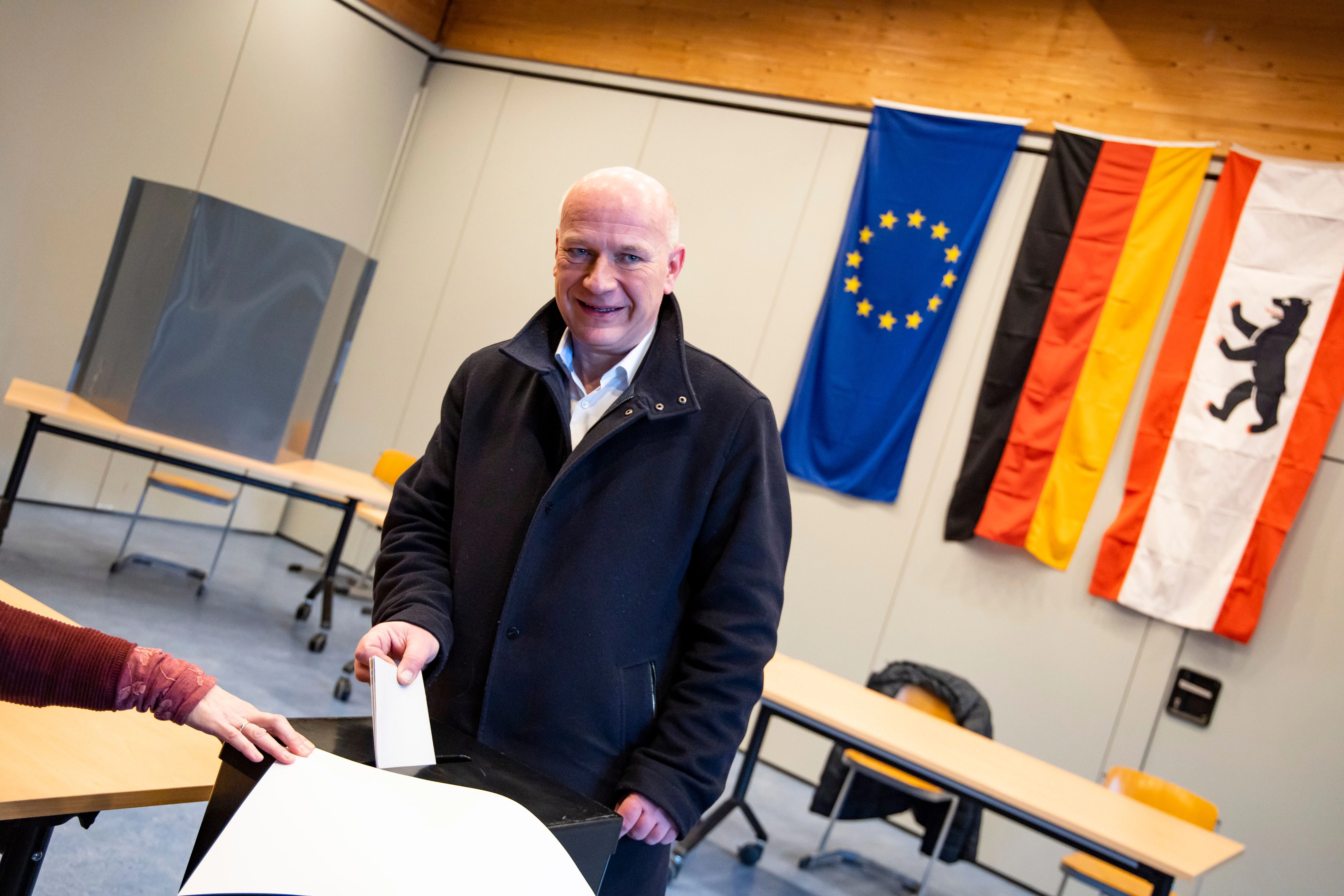 Spitzenkandidat der CDU: Kai Wegner gibt seine Stimme im Wahllokal in Berlin am 12. Februar 2023 ab.