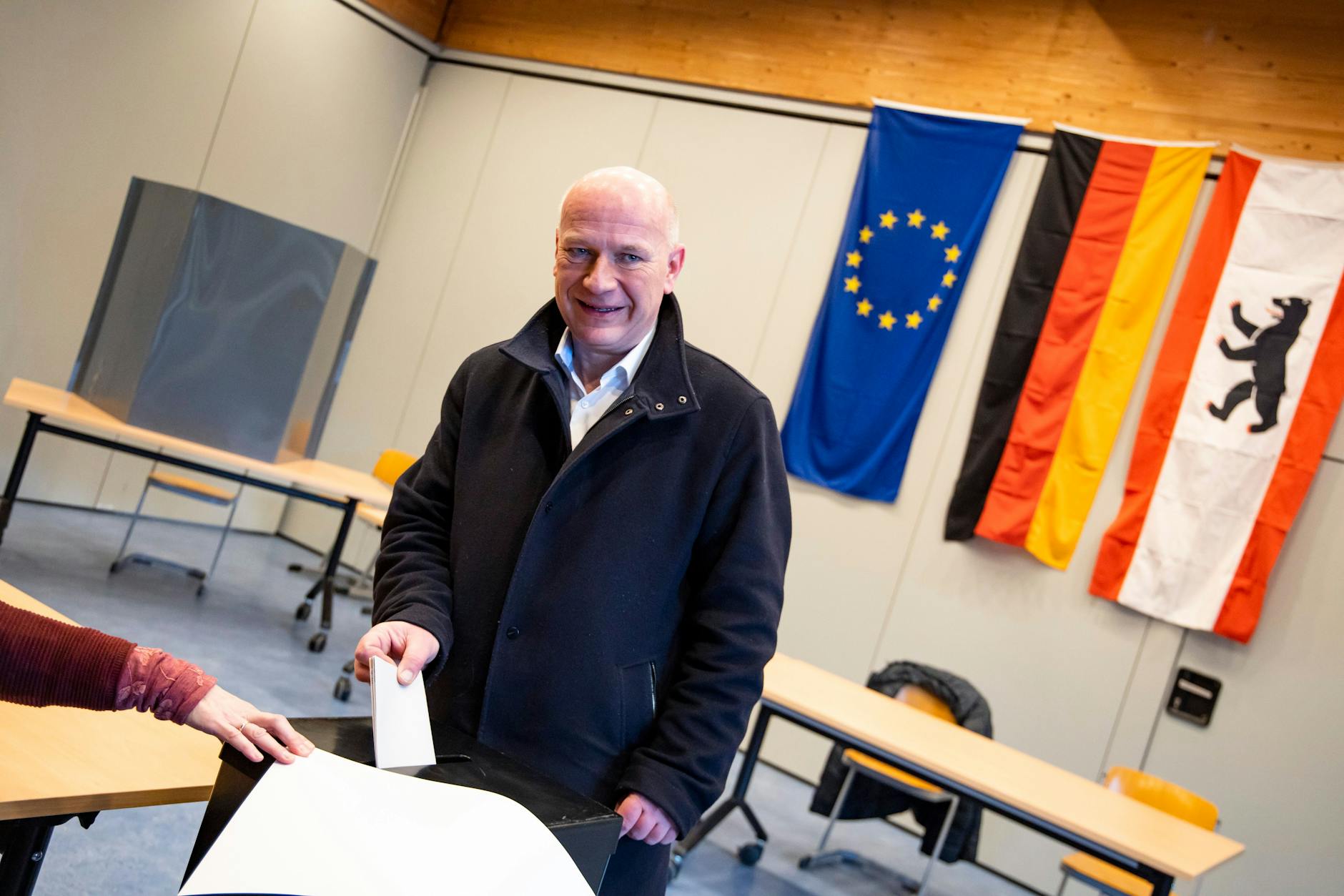 Spitzenkandidat der CDU: Kai Wegner gibt seine Stimme im Wahllokal in Berlin am 12. Februar 2023 ab.