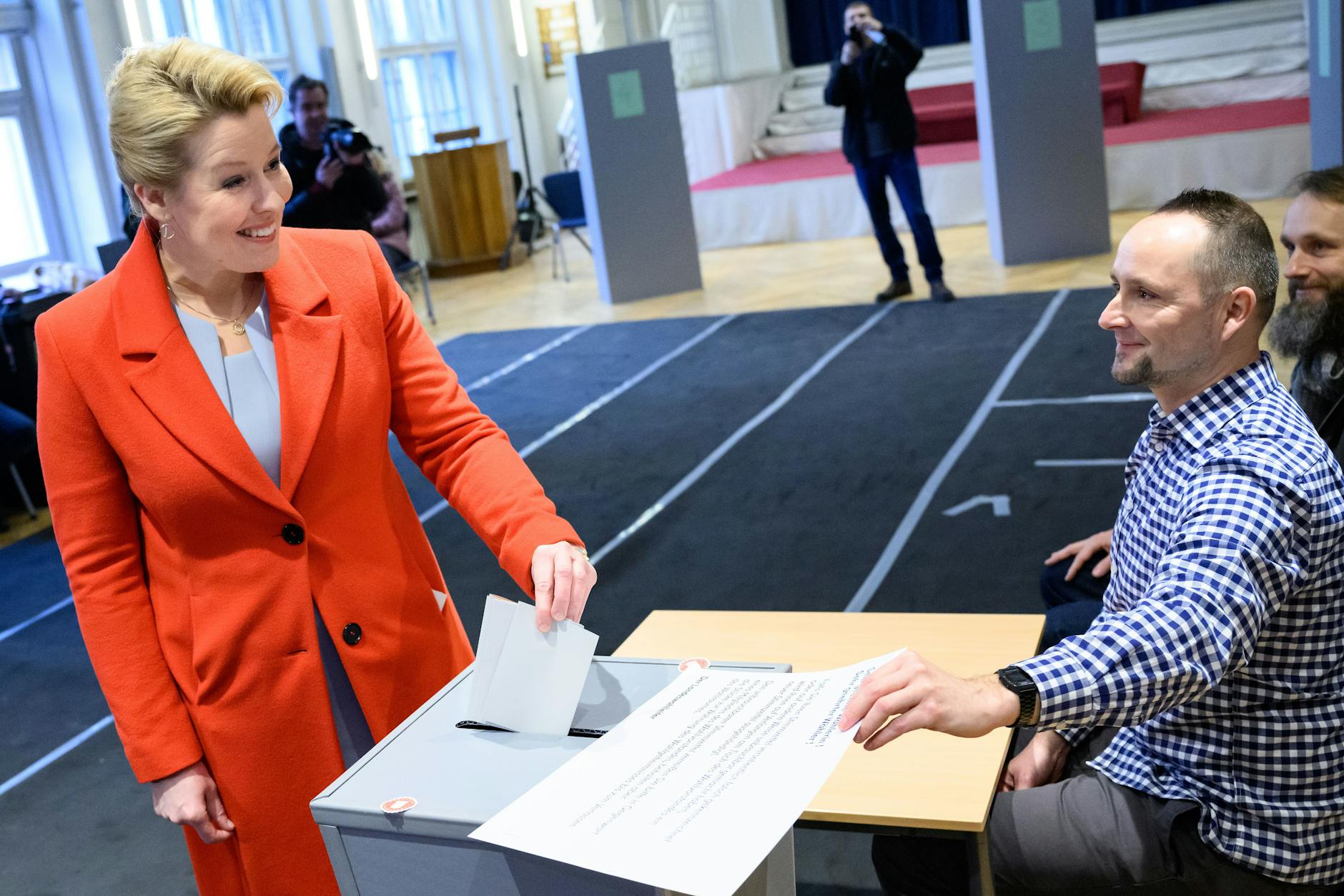 Franziska Giffey (SPD), Regierende Bürgermeisterin von Berlin und Spitzenkandidatin der Berliner SPD, gibt in ihrem Wahllokal in Berlin-Friedrichshain ihre Stimmzettel zur Wahl zum Berliner Abgeordnetenhaus ab. 