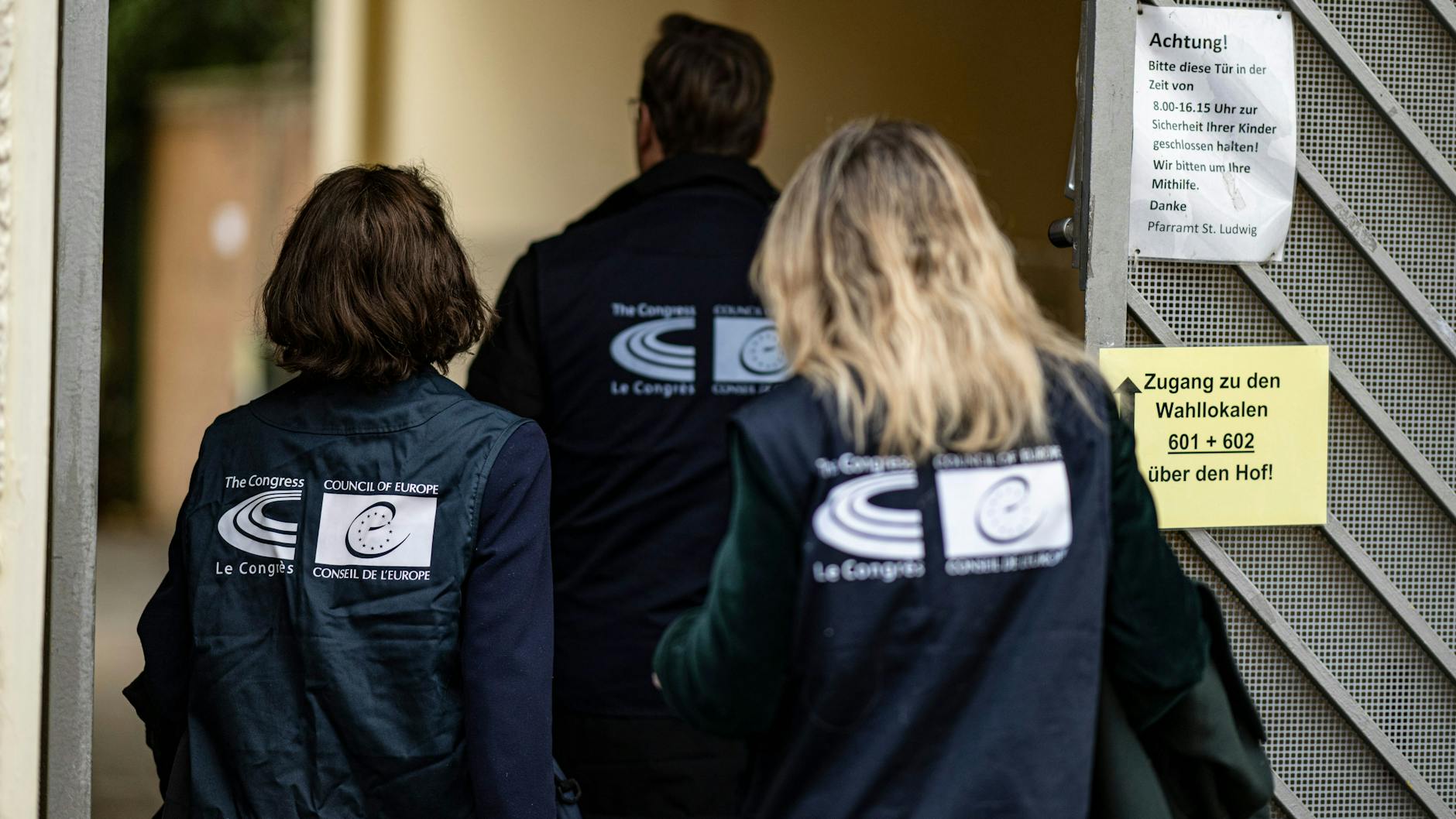 Wahlbeobachter des Europäischen Rates auf dem Weg in ein Wahllokal.