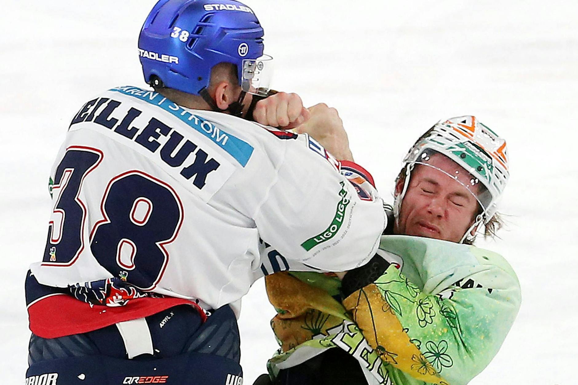 Der Knackpunkt: Nach dieser Box-Einlage von Yannick Veilleux gegen Bietigheims Evan Jasper geht nichts mehr für die Eisbären.