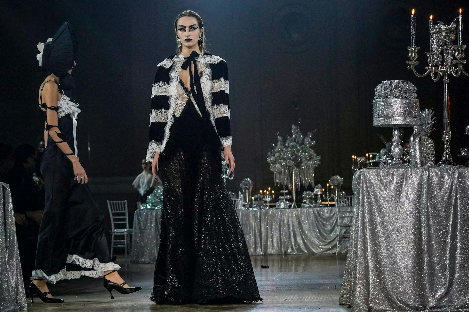 New York Fashion Week: Die Herbstkollektion 2023 von Rodarte hat einen etwas düsteren Look.