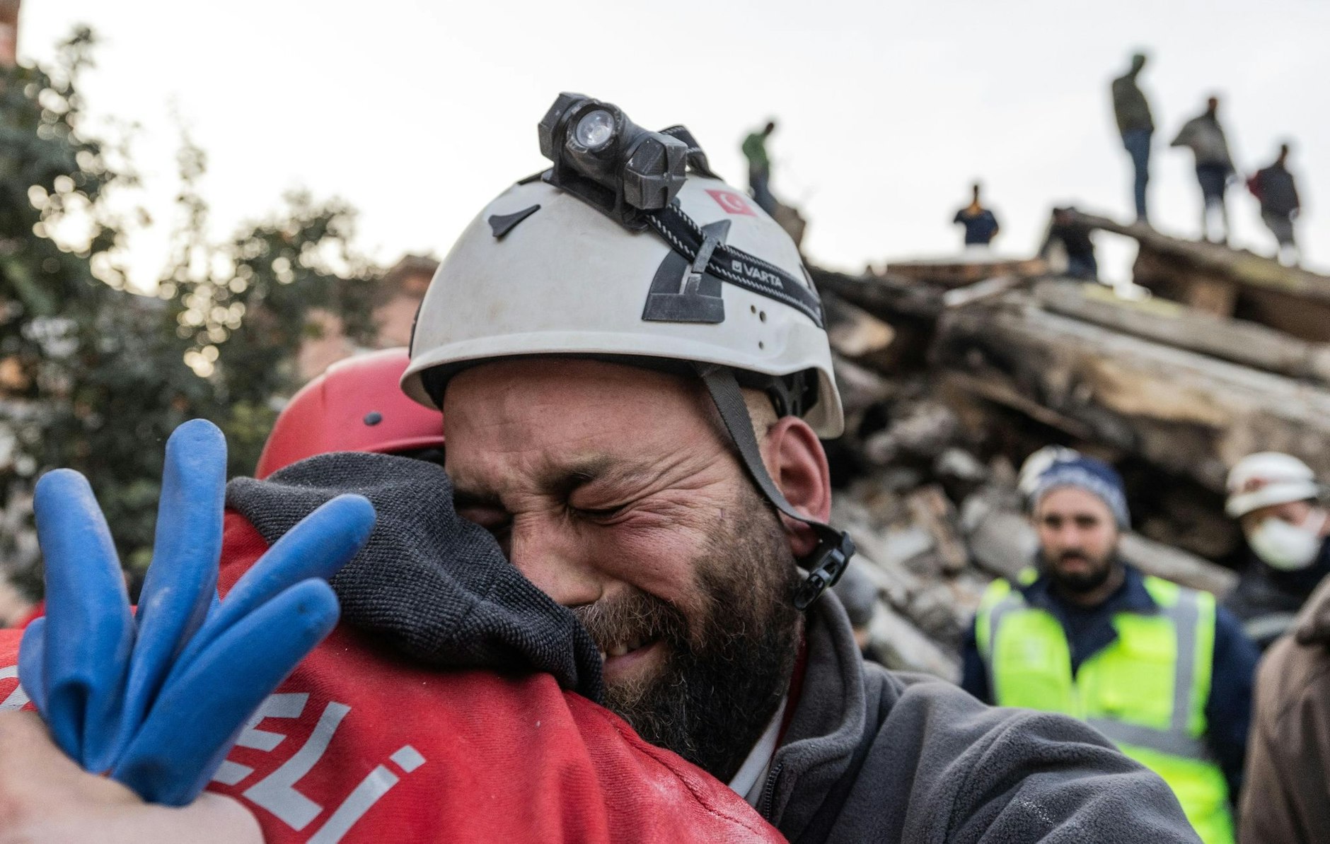 Ein Vater weint vor Freude, nachdem seine siebenjährige Tochter in Adana nach vier Tagen aus einem eingestürzten Gebäude befreit wurde.  dpa