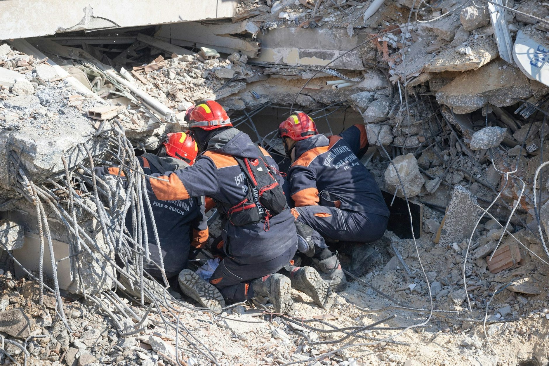 Helfer haben einen Tunnel zu einer verschütteten Frau gegraben.  