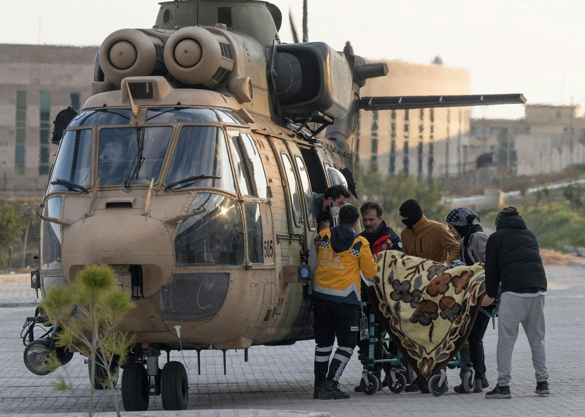 Ein Militärhubschrauber mit einer verletzen Frau an Bord hebt an einem Krankenhaus in Antakya ab.