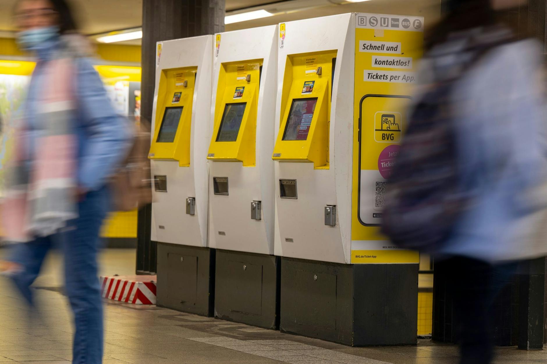 Berlin: Fahrschein-Automaten der BVG am Bahnhof Zoologischer Garten