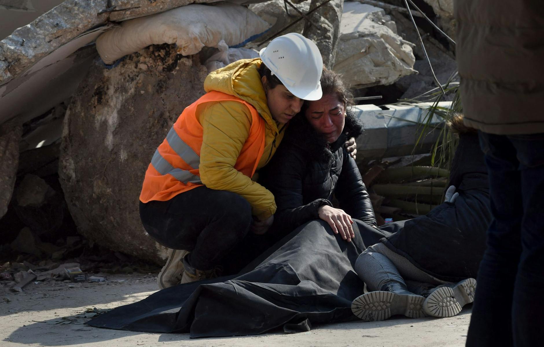 Eine Mutter beklagt den Tod ihres Kindes, das aus den Trümmern nach dem verheerenden Erdbeben geborgen wurde.
