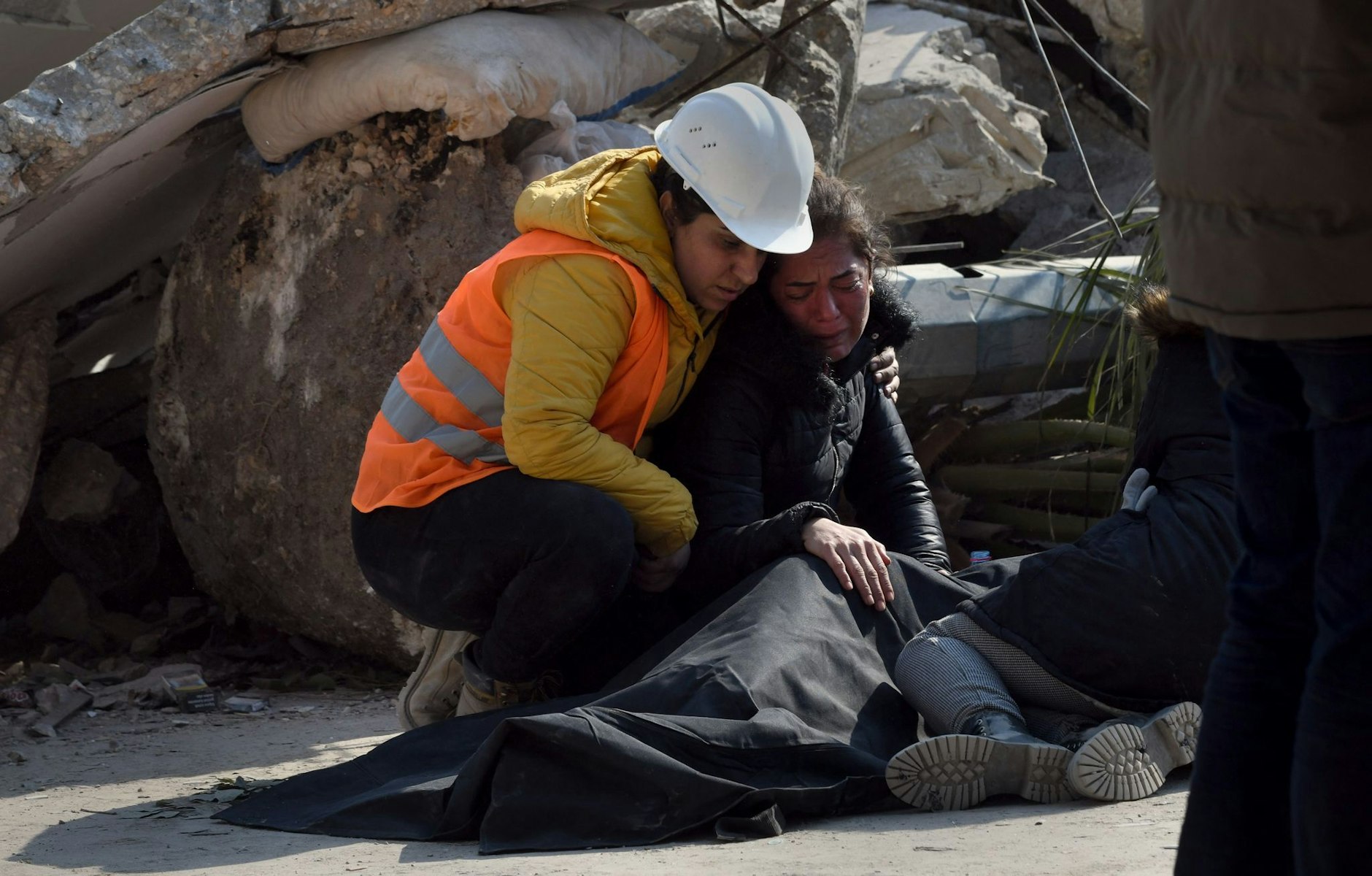 Eine Mutter beklagt den Tod ihres Kindes, das aus den Trümmern nach dem verheerenden Erdbeben geborgen wurde.  