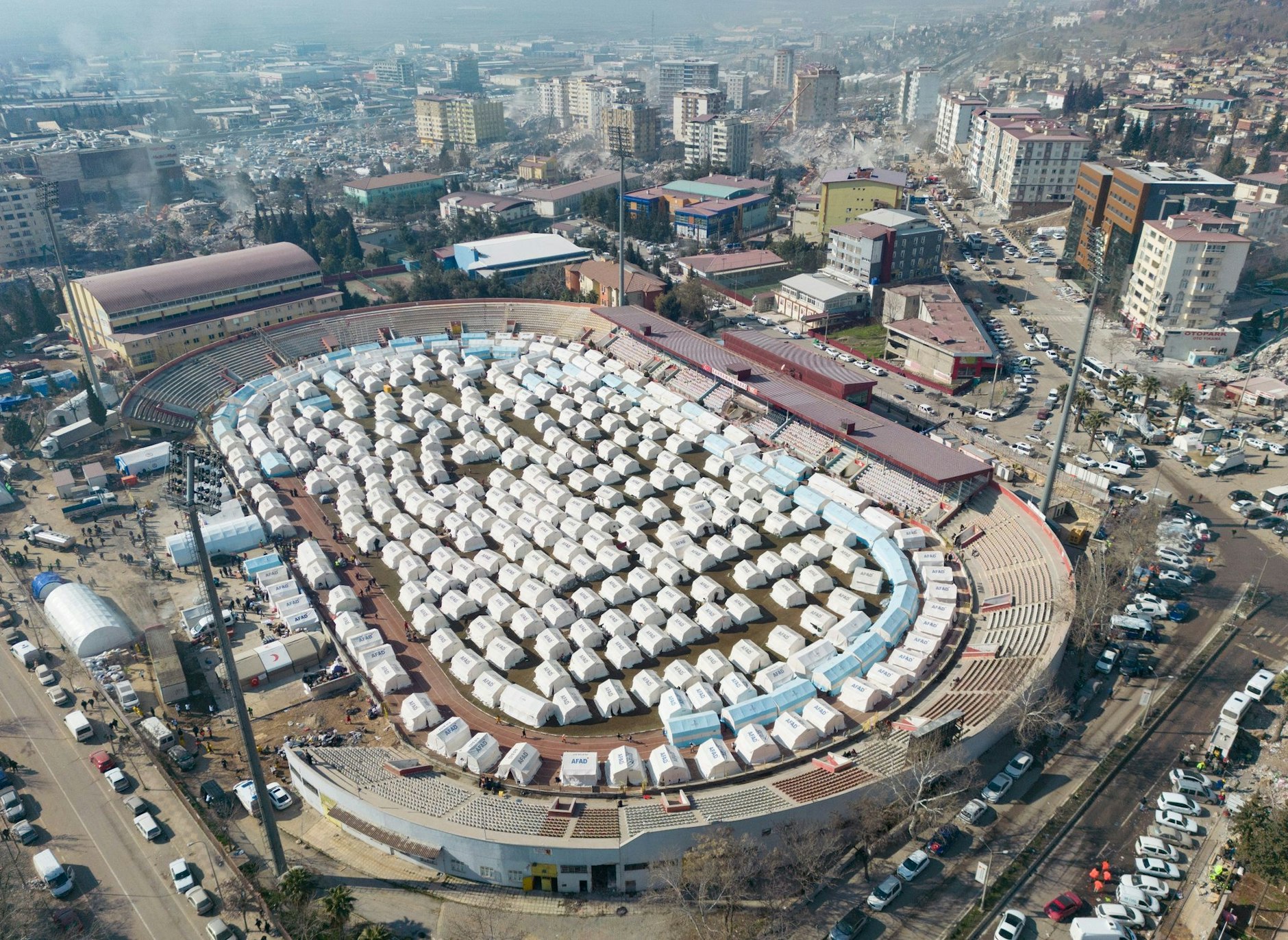 dpatopbilder - Das Stadion der türkischen Provinzhauptstadt Kahramanmaras wurde zu enem Zeltlager für Erdbebenopfer umgewandelt.  