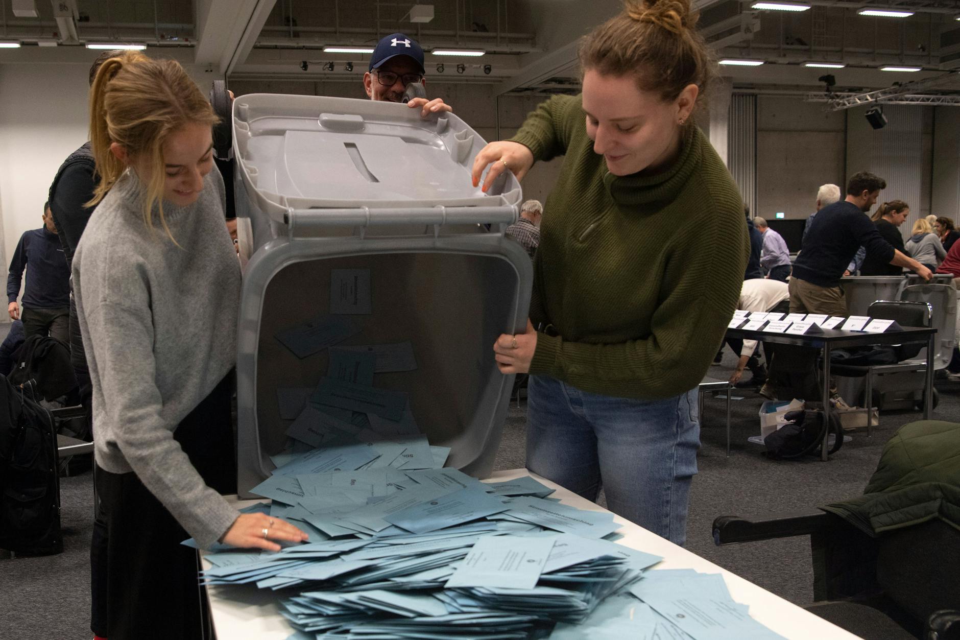 Wahlhelferinnen in Berlin im Februar 2023 im Einsatz. Unser Mitarbeiter half ebenfalls mit.