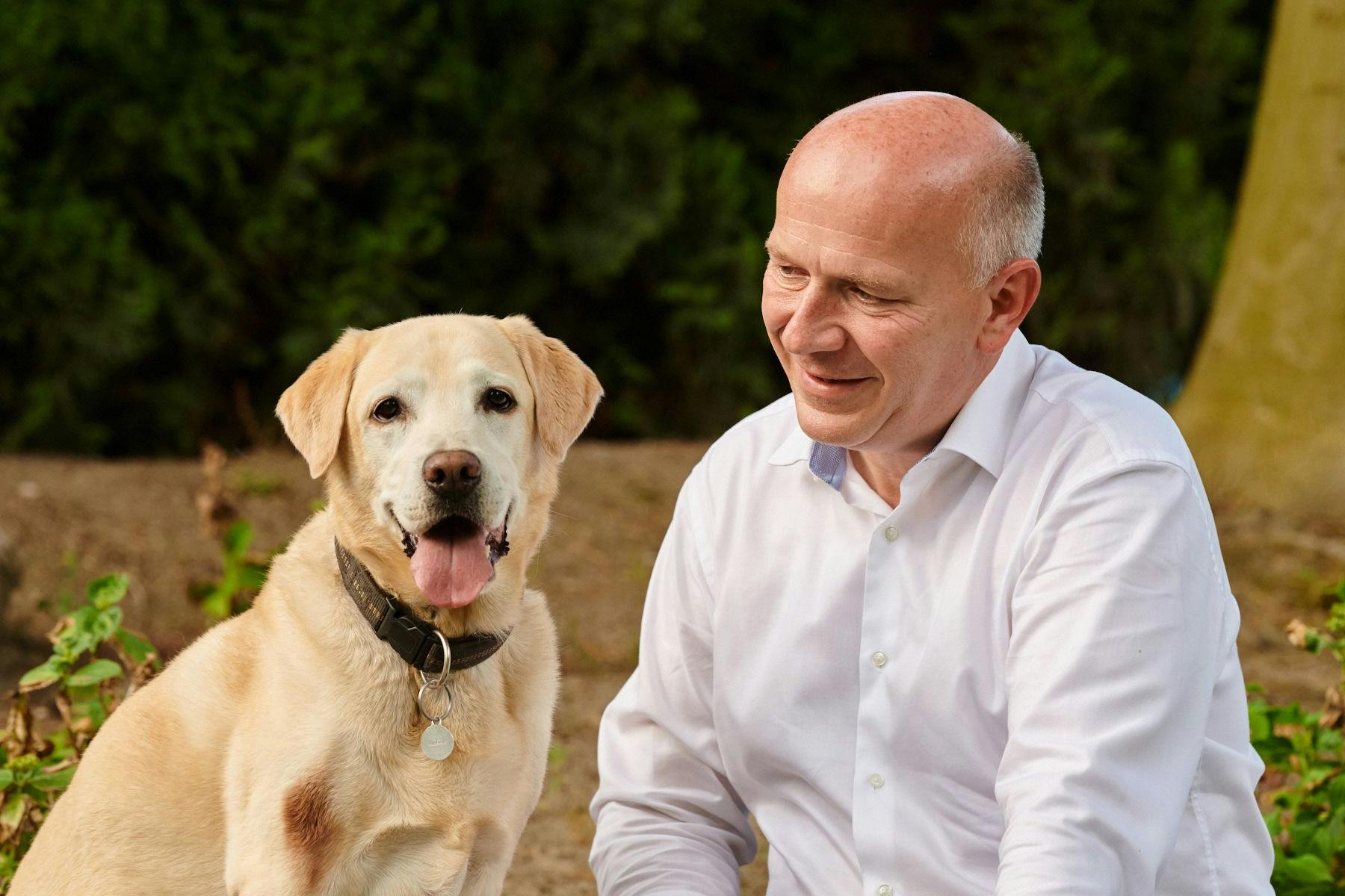 Kai (r.) und Casper: Der Politprofi Kai Wegner (CDU) hat viele Wähler überzeugt. Wohl weniger durch Sachpolitik als mehr durch seinen Labrador Retriever-Rüden.