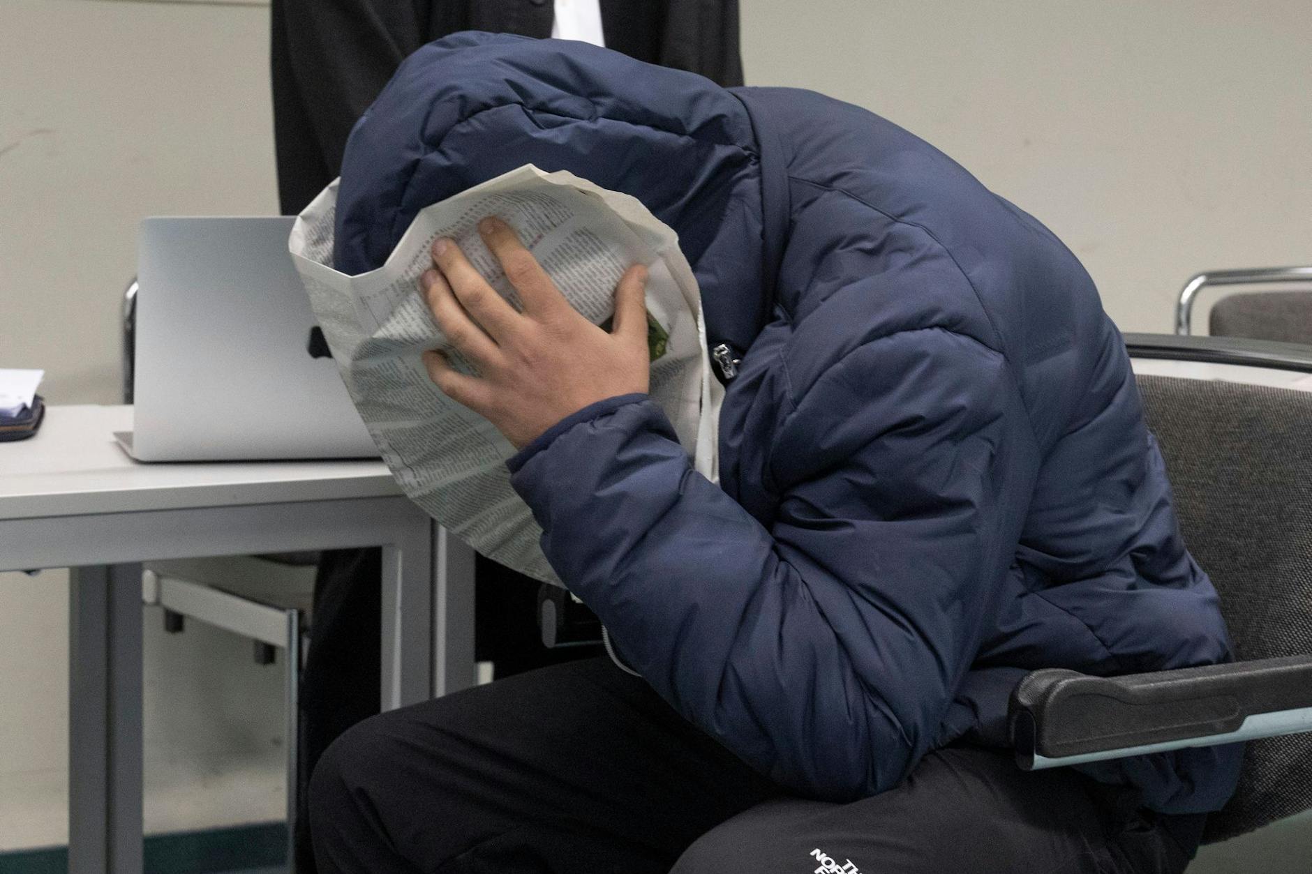 Ibrahim M. wird vorgeworfen, in der Sonnenallee in Neukölln illegale Böller auf ein Polizeiauto geworfen zu haben. Jetzt soll es vor dem Berliner Landgericht weitergehen.