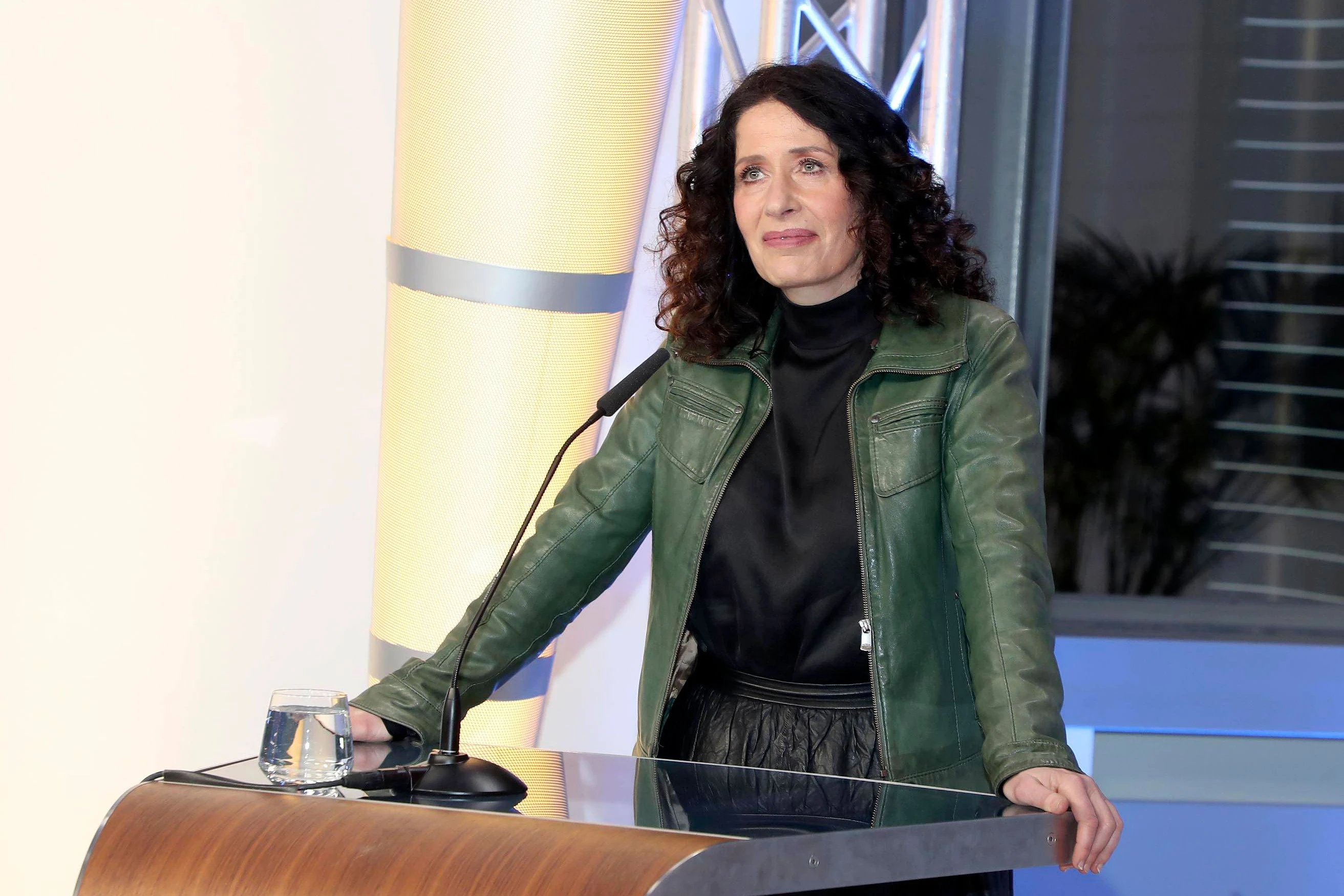Grün ist die Hoffnung, das jedenfalls scheint Bettina Jarasch zu glauben und erschien in einer wenig ansprechenden Jacke im Used Look. Auf einem E-Bike macht sich das sicher ganz rebellisch aus. Aber auch nur da.