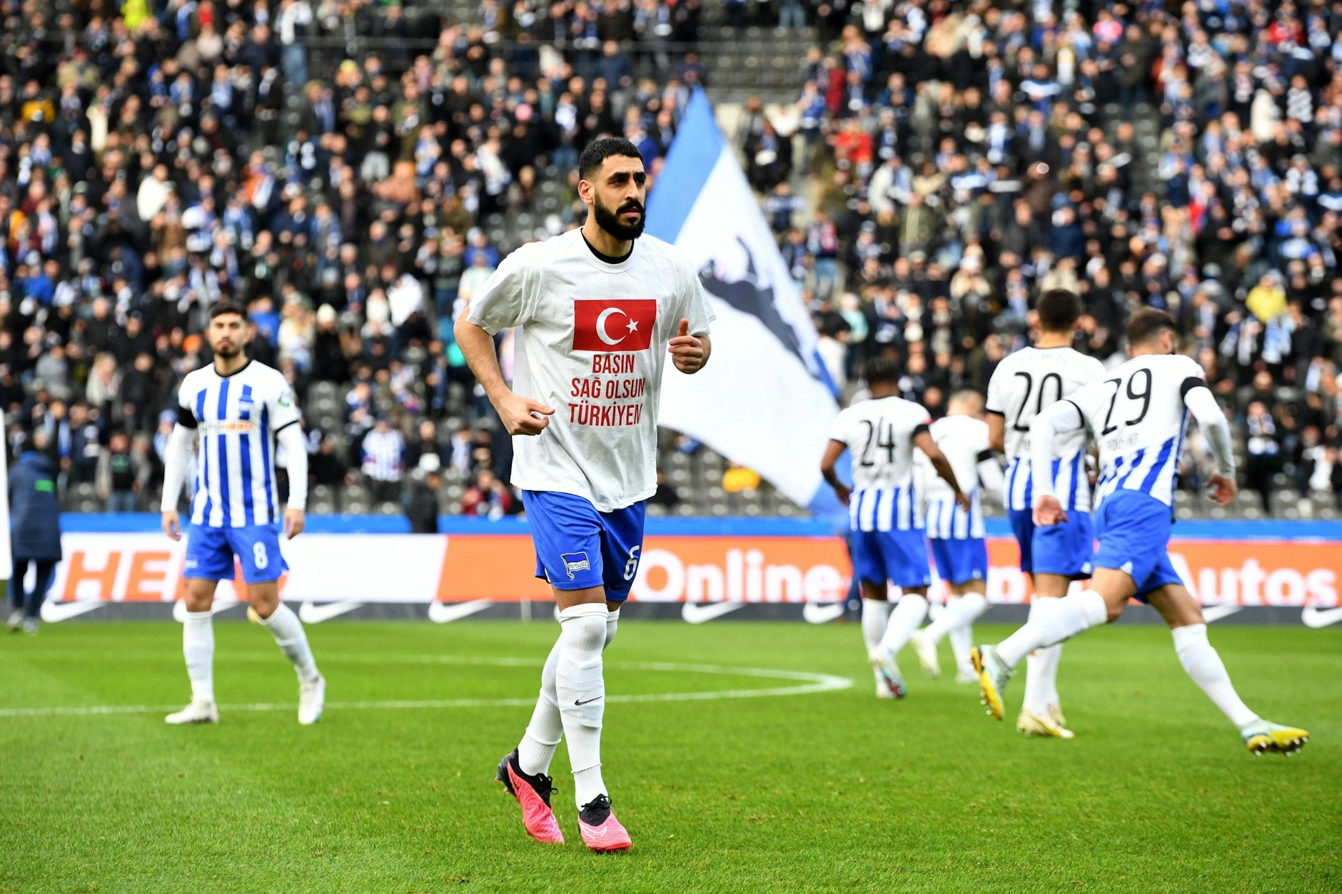 Tolga Cigerci (30) setzte bei seinem ersten Heimspiel für Hertha BSC seit 2016 vor dem Anpfiff ein Zeichen für die Erdbebenopfer in der Türkei und in Syrien.