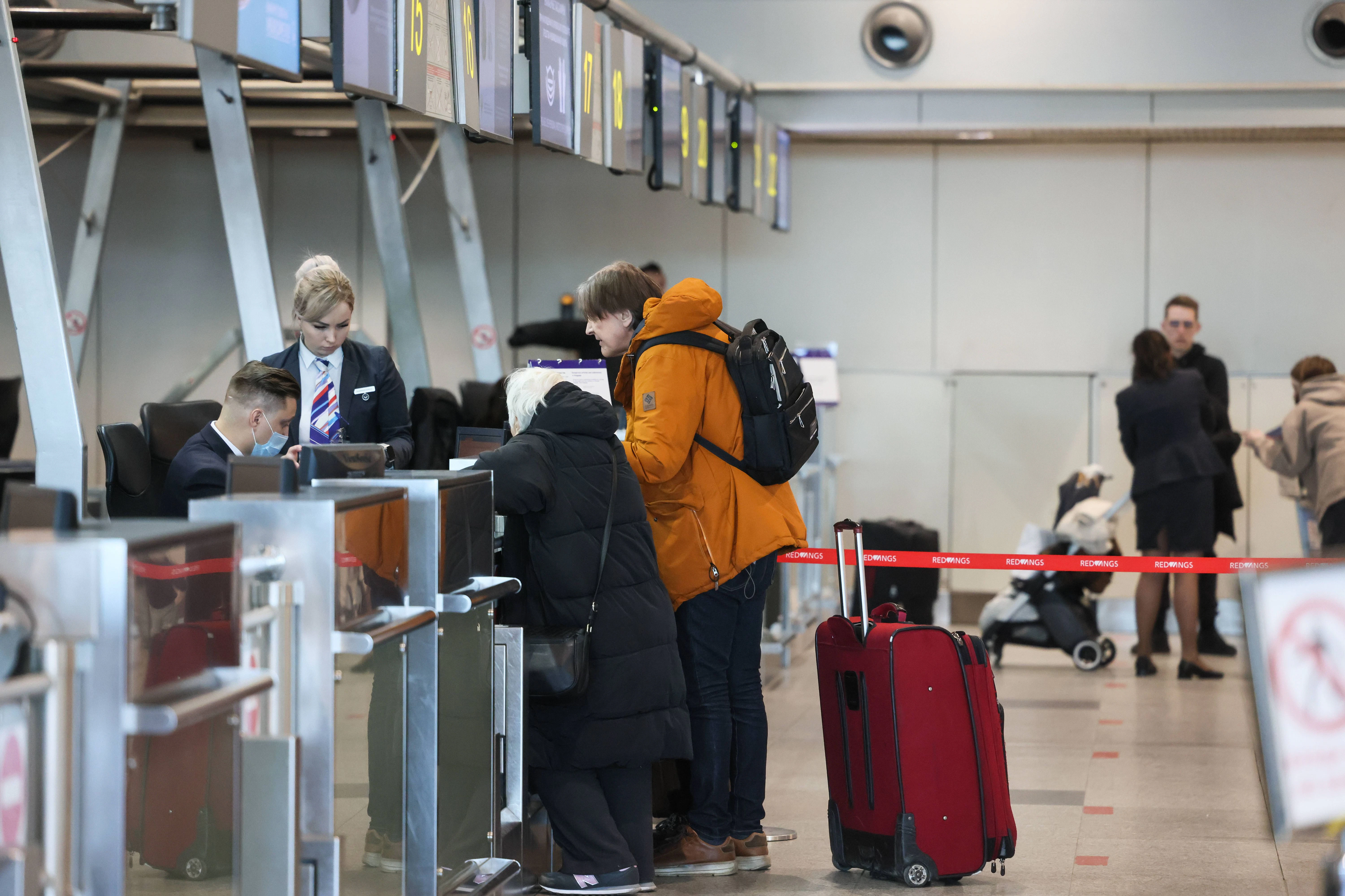 Reisende an einem Flugschalter in Domodedowo, Moskau