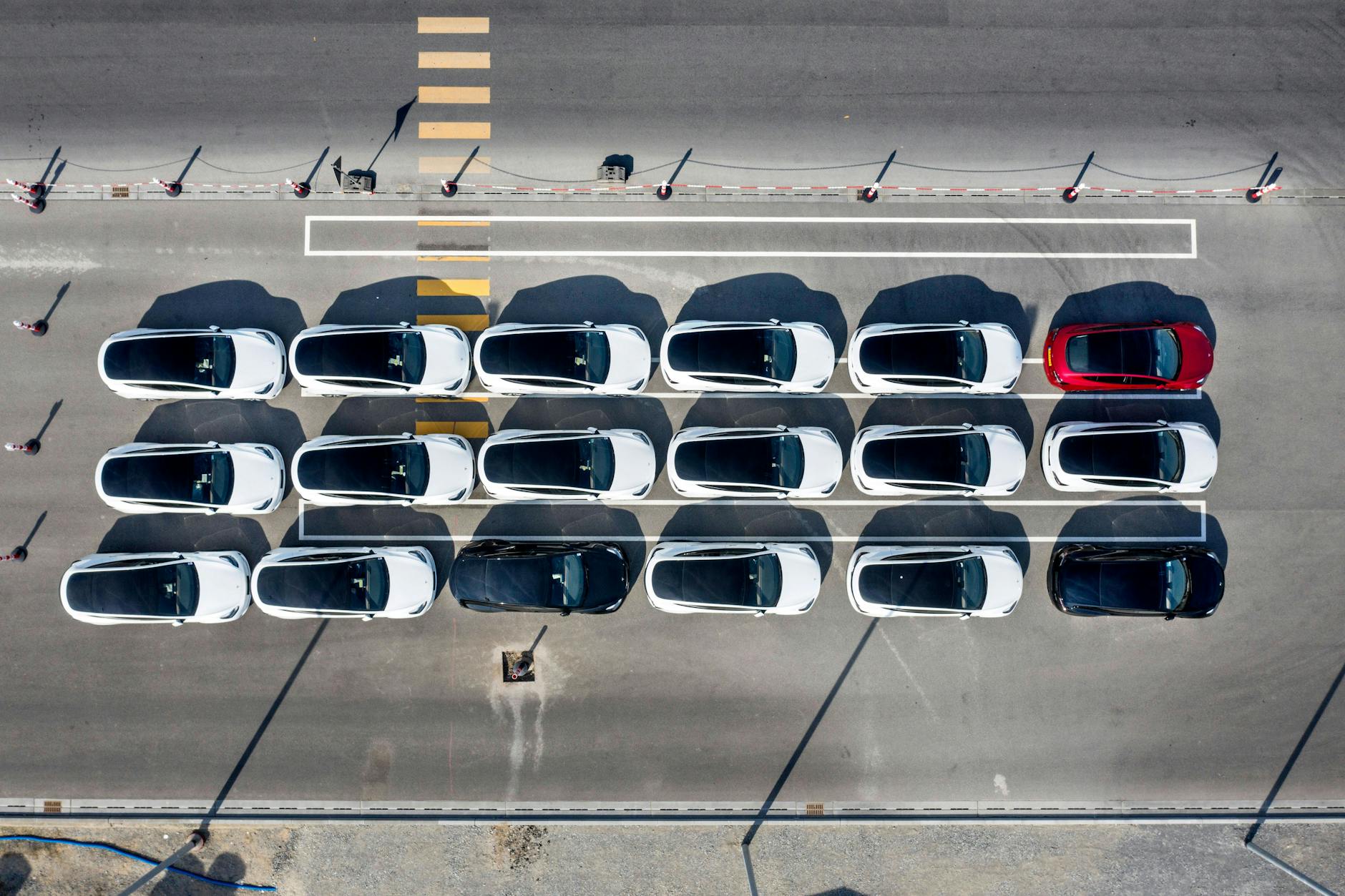 Tesla Y Modelle produziert in der Tesla Giga Factory stehen auf dem Werksgelaende.