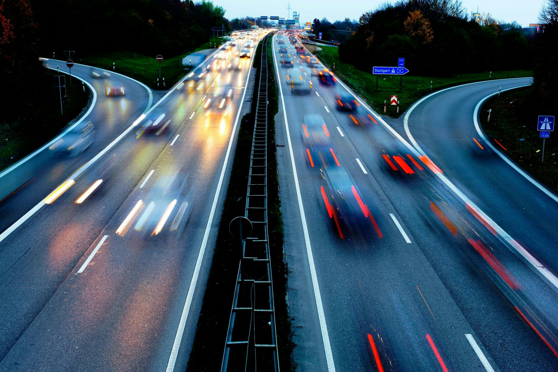Verkehr mit hoher Geschwindigkeit auf Autobahn