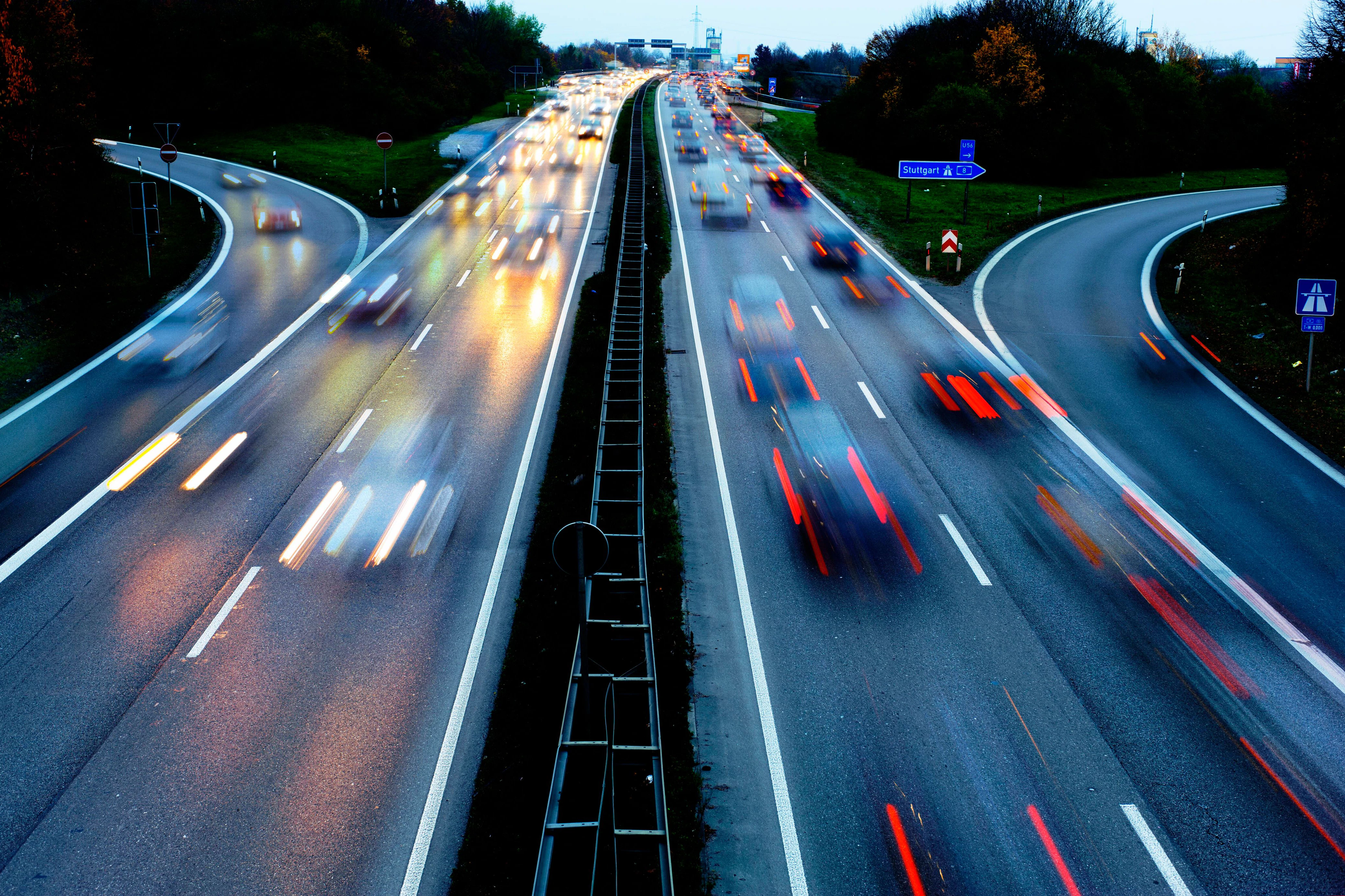 Verkehr mit hoher Geschwindigkeit auf Autobahn