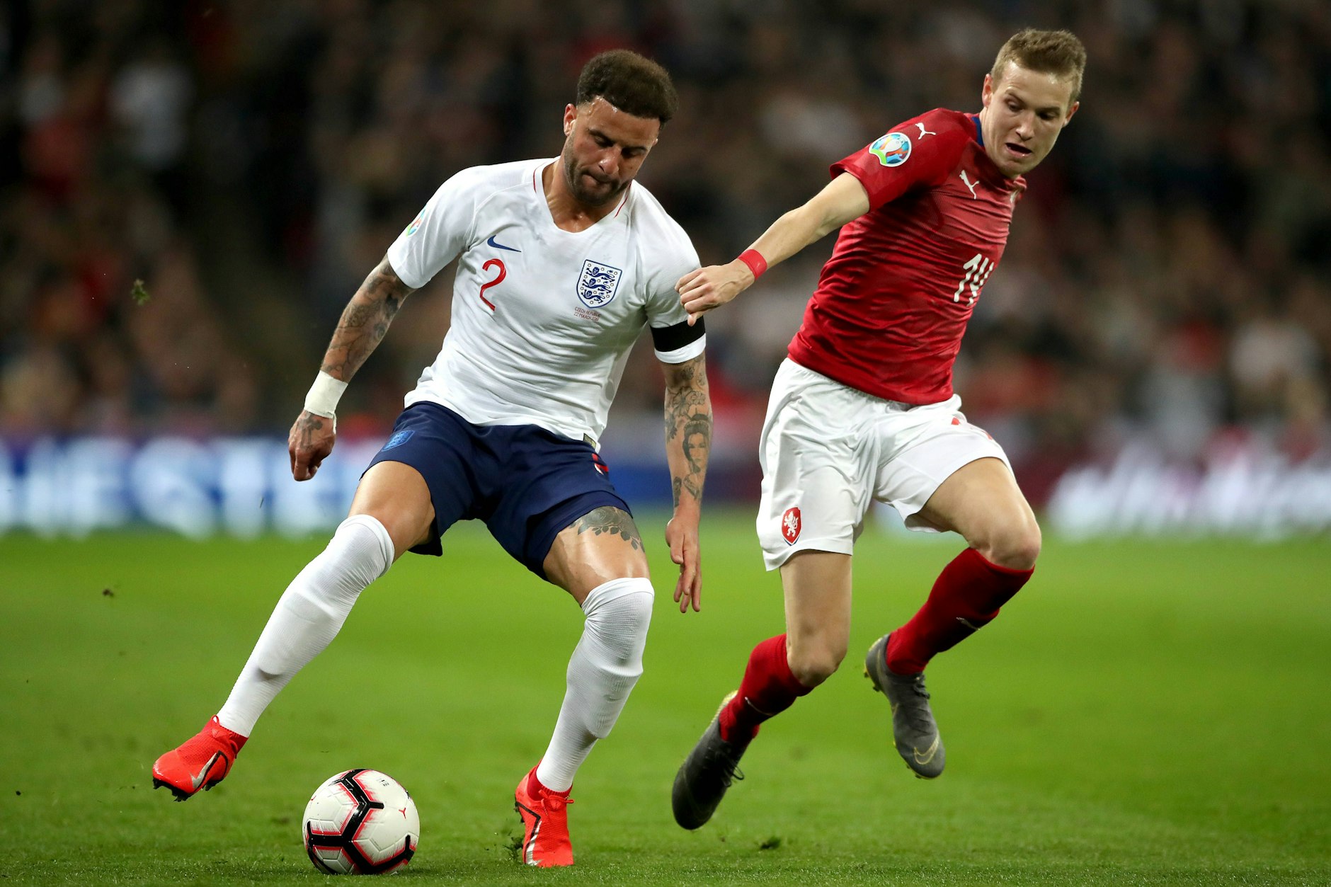 Jakub Jankto, hier im Duell mit Englands Kyle Walker, lief bereits 45-mal für Tschechiens Nationalmannschaft auf. 