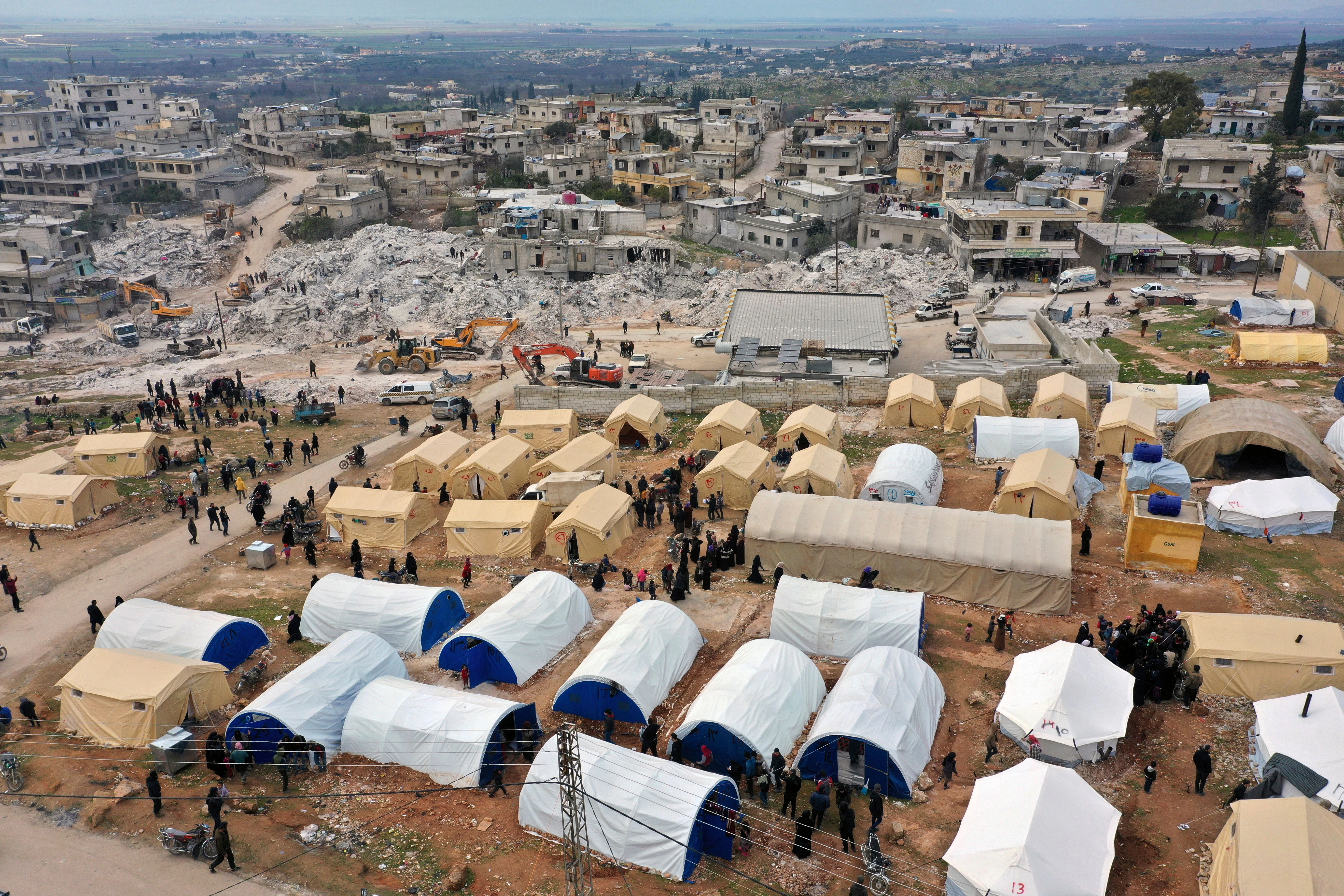 Freiwillige bauen in der Stadt Harem in der syrischen Provinz Idlib Zelte für Familien auf, die durch das Erdbeben ihr Zuhause verloren haben.