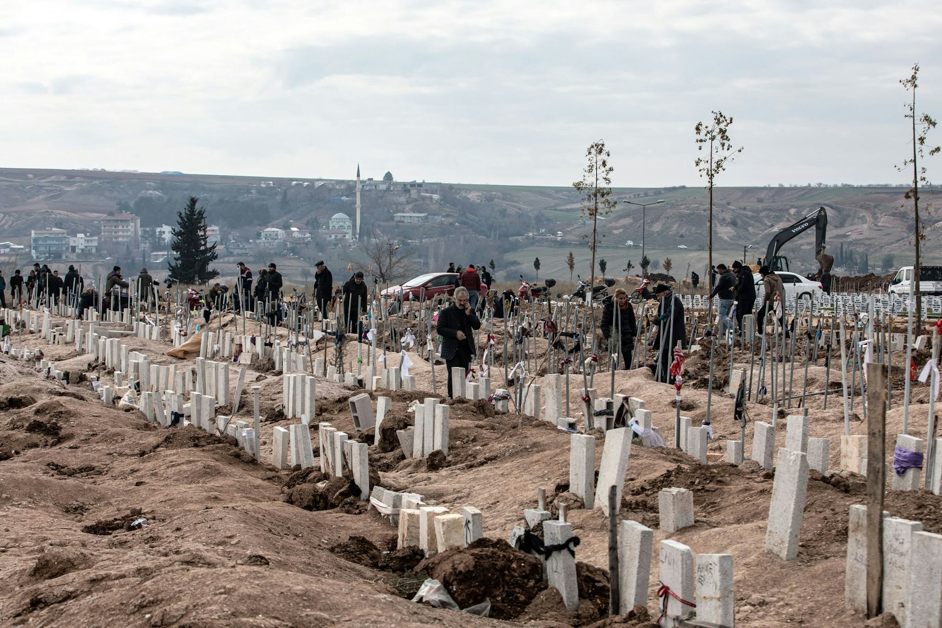 In Adiyaman werden die Opfer der Beben begraben. Press Wire/dpa