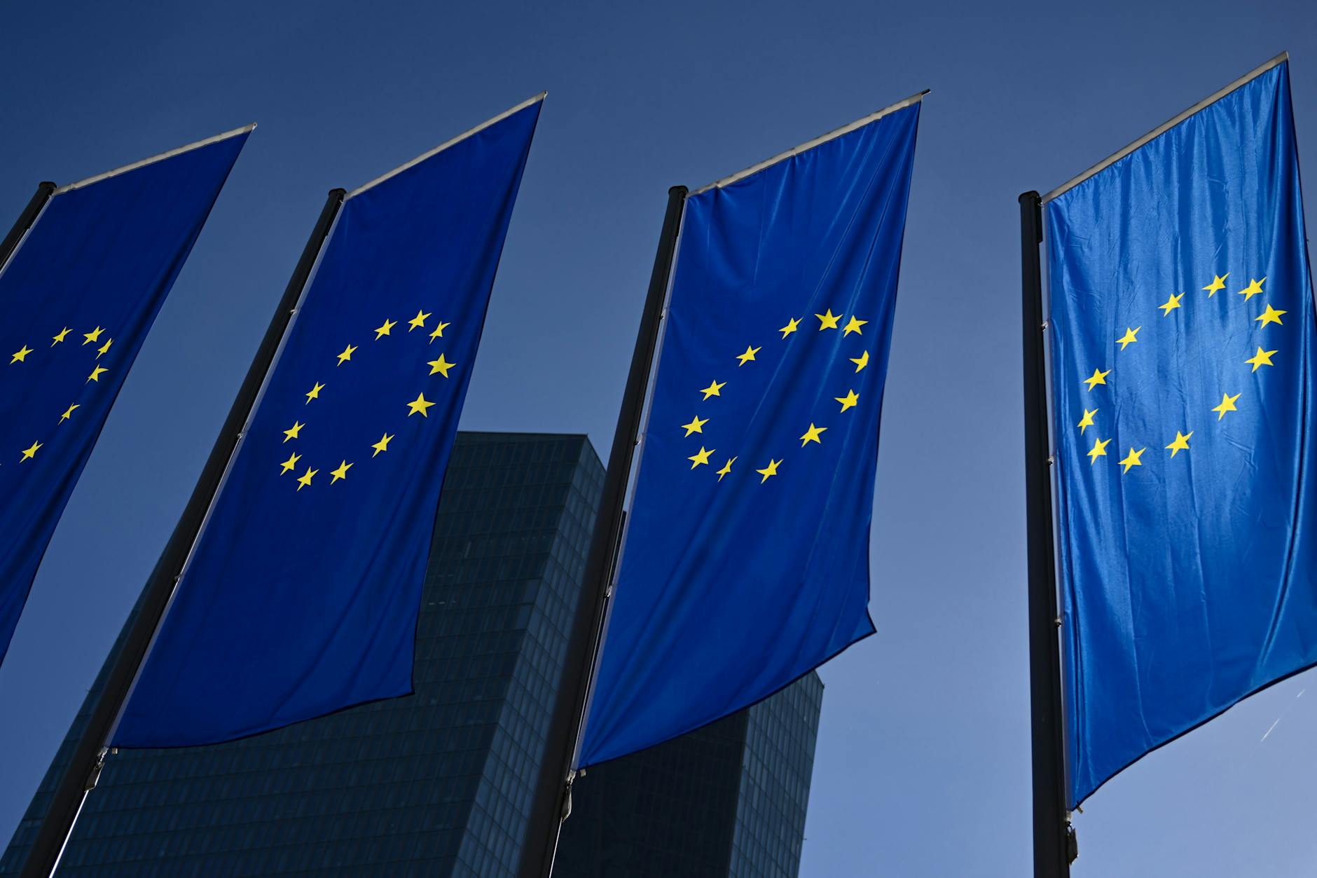 EU-Fahnen hängen vor der Zentrale der Europäischen Zentralbank (EZB) an Masten.