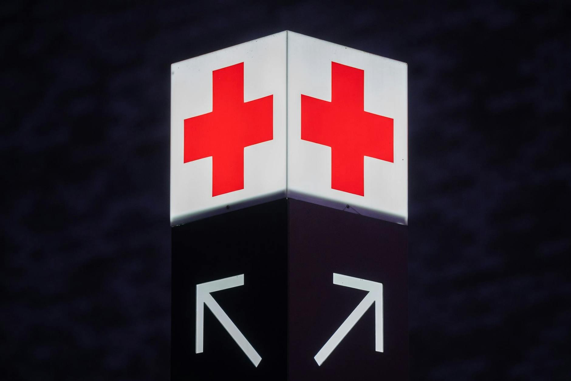 Ein Pfeil weist den Weg zur Notaufnahme eines Krankenhauses. 