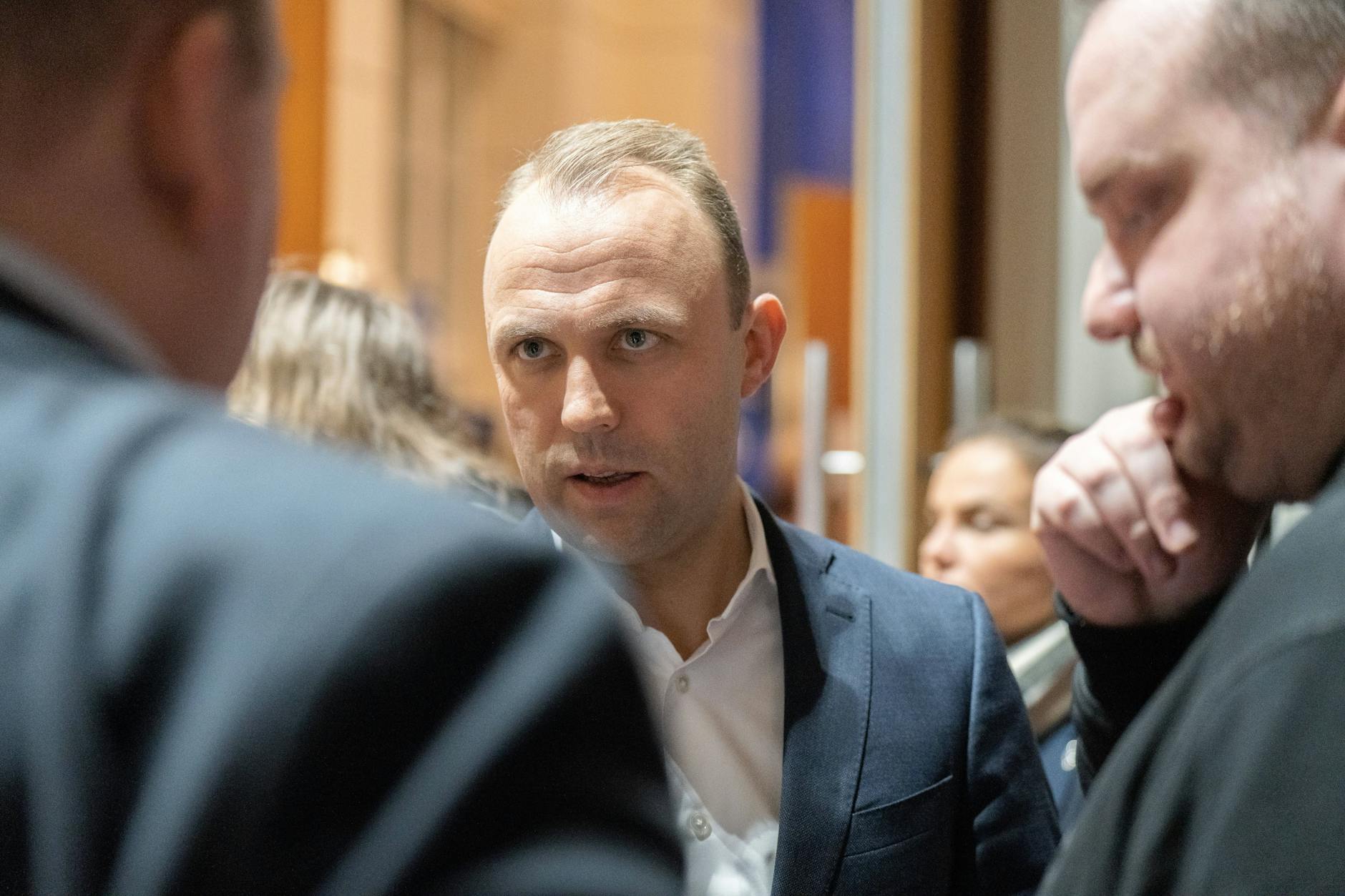 Kommt aus dem Schatten der großen Partei nicht heraus: In seinem blauen Bankkaufmann-Anzug sieht Czaja aus wie die fleischgewordene FDP.