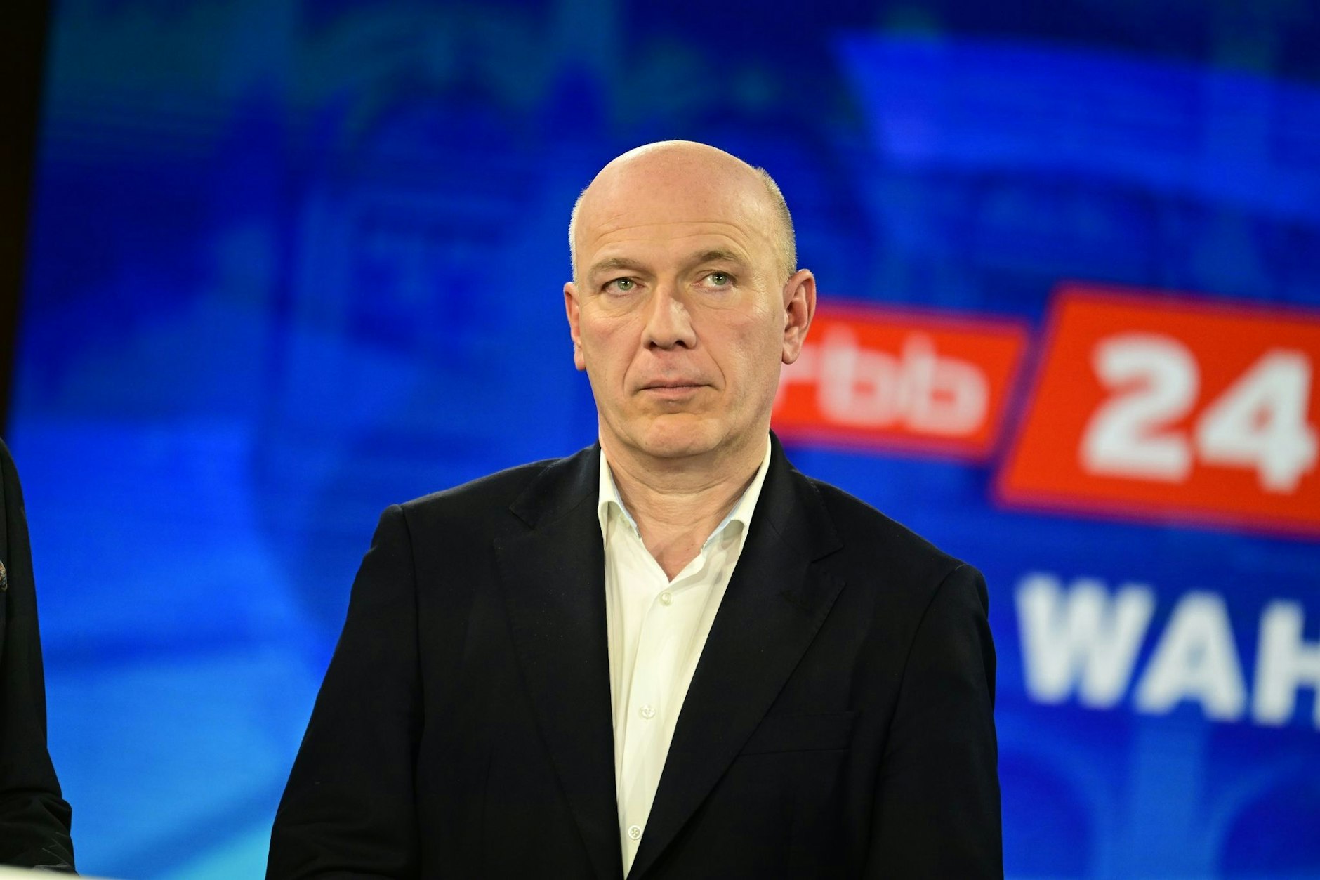 CDU-Spitzenkandida Kai Wegner steht im RBB-Wahlstudio im Abgeordnetenhaus.  