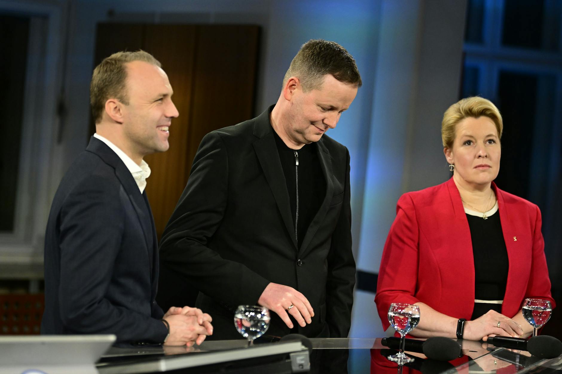 So sehen, äh, Verlierer aus: Sebastian Czaja (FDP), Klaus Lederer von der Linken und die Regierende Bürgermeisterin Franziska Giffey (SPD). Worüber sich Czaja freut, bleibt allerdings rätselhaft.