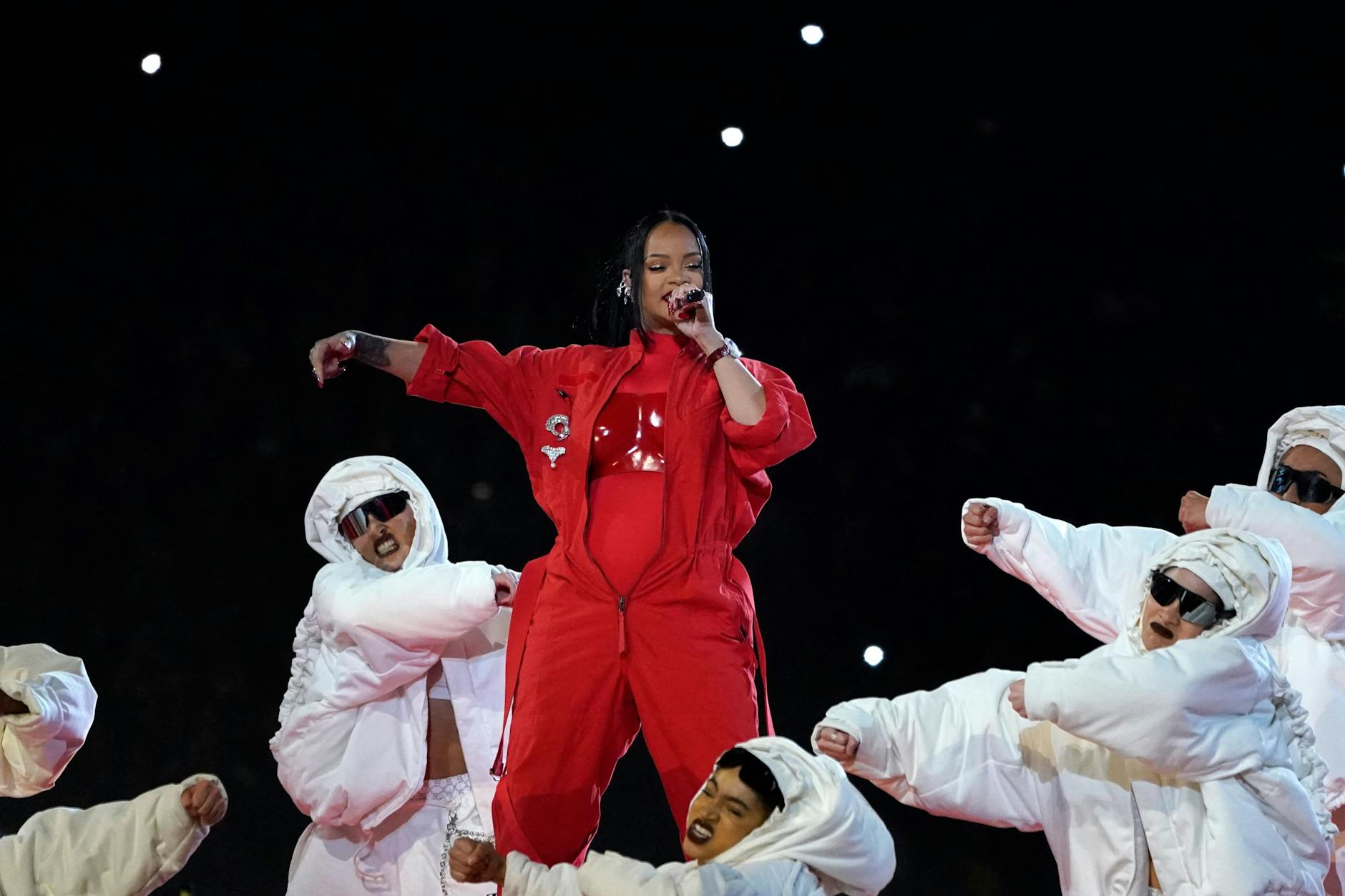 Rihanna singt beim Super Bowl. Deutlich zu erkennen: ihr Babybauch.