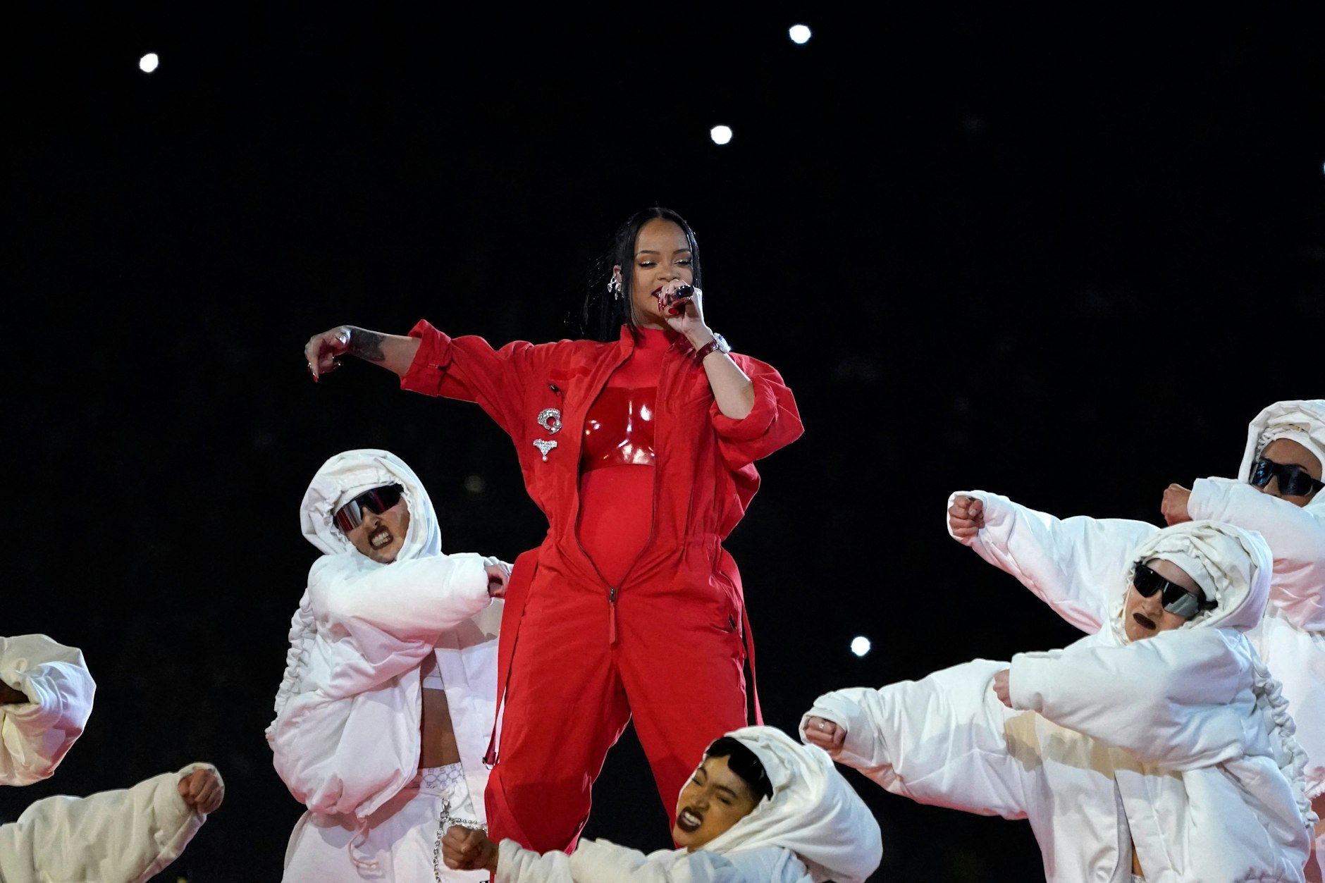 Rihanna singt beim Super Bowl. Deutlich zu erkennen: ihr Babybauch.