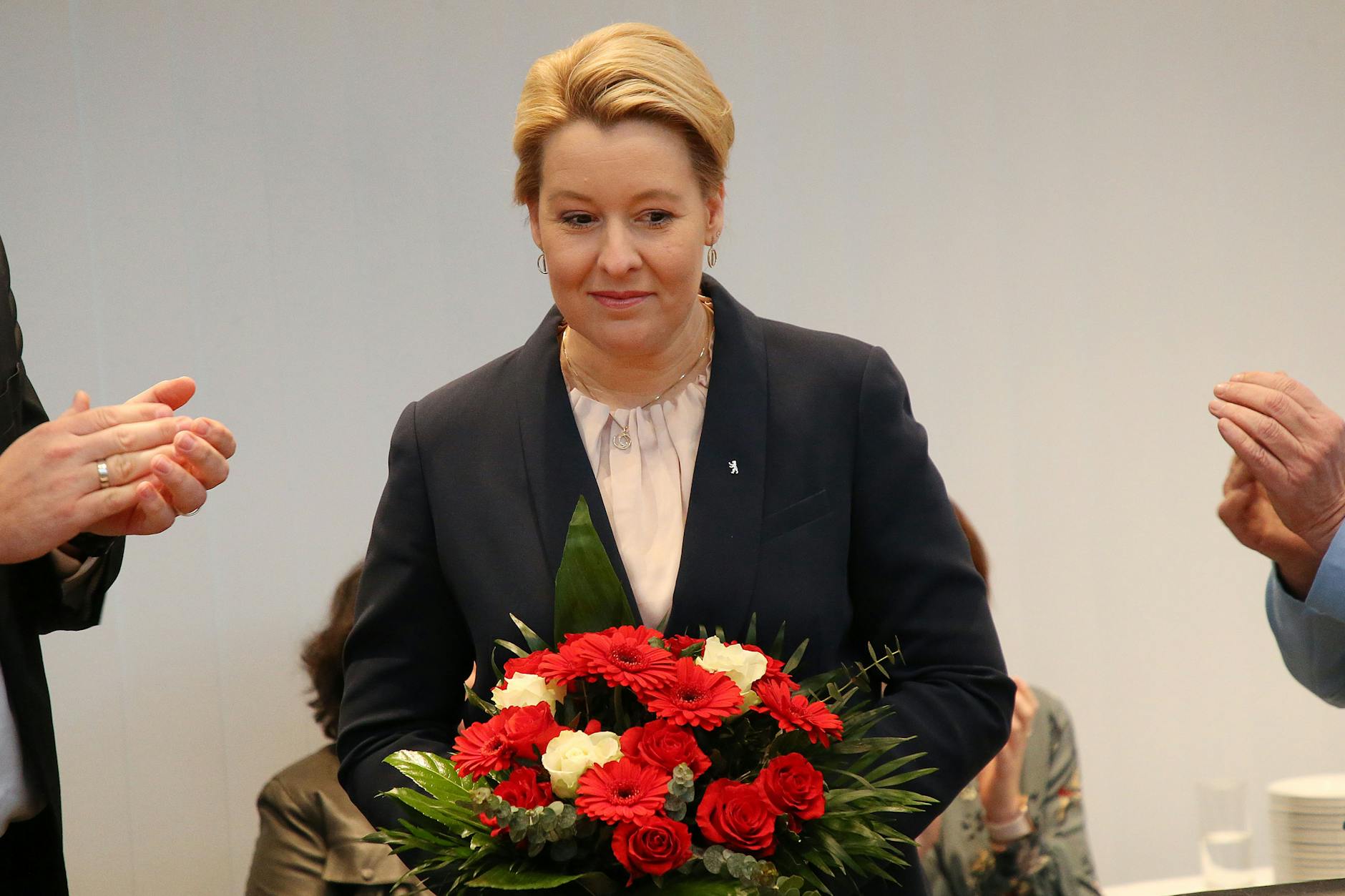 Mit einem Blumenstrauß in der Hand nimmt Franziska Giffey (SPD), Regierende Bürgermeisterin von Berlin, am Tag nach der Berliner Wahl an der Präsidiumssitzung ihrer Partei teil.