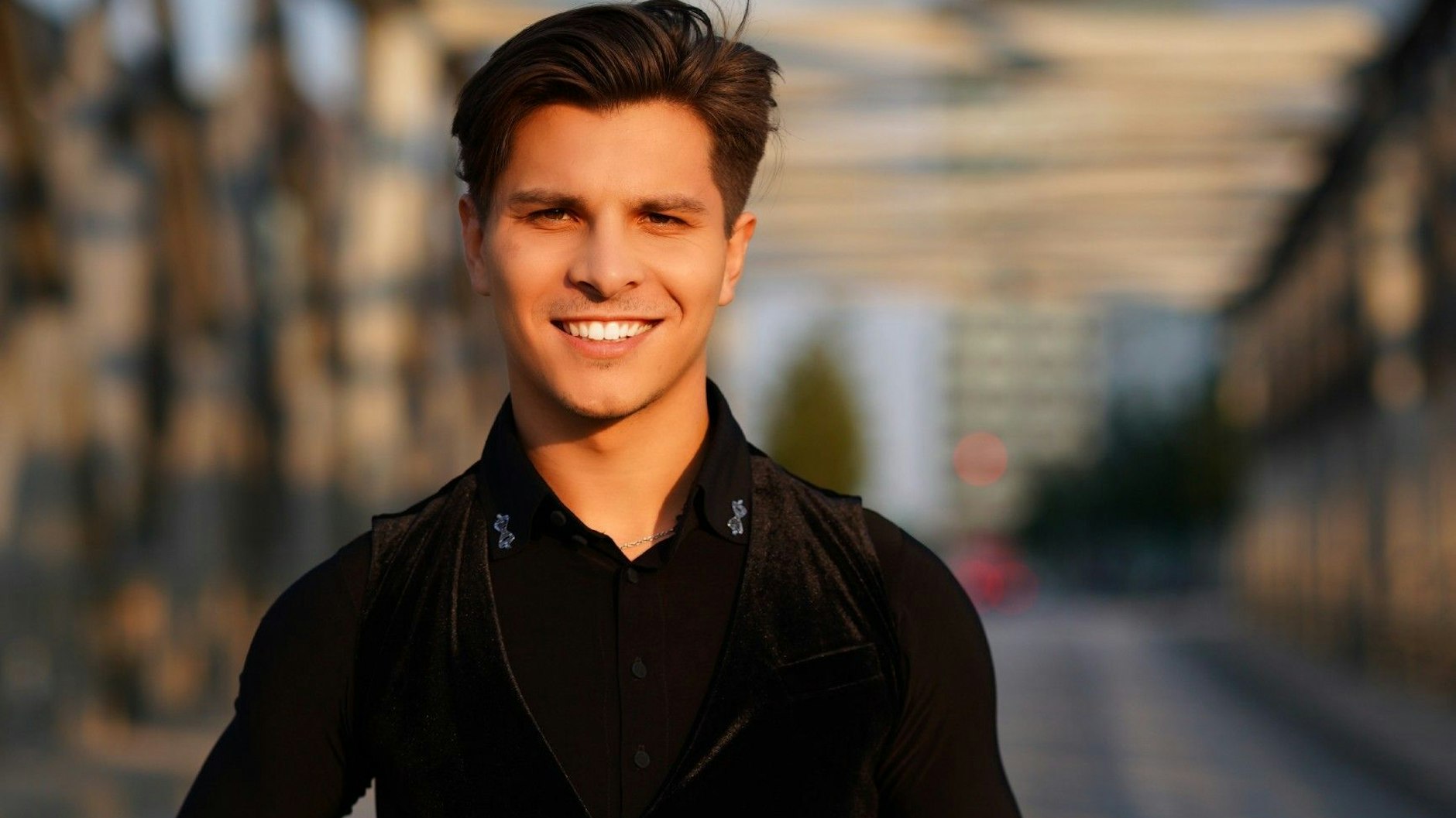 Alexandru Ionel ist zum zweiten Mal als „Let's Dance“-Profi  dabei, flog allerdings in Show 1 raus und springt nun für den verletzten Christian Polanc ein.