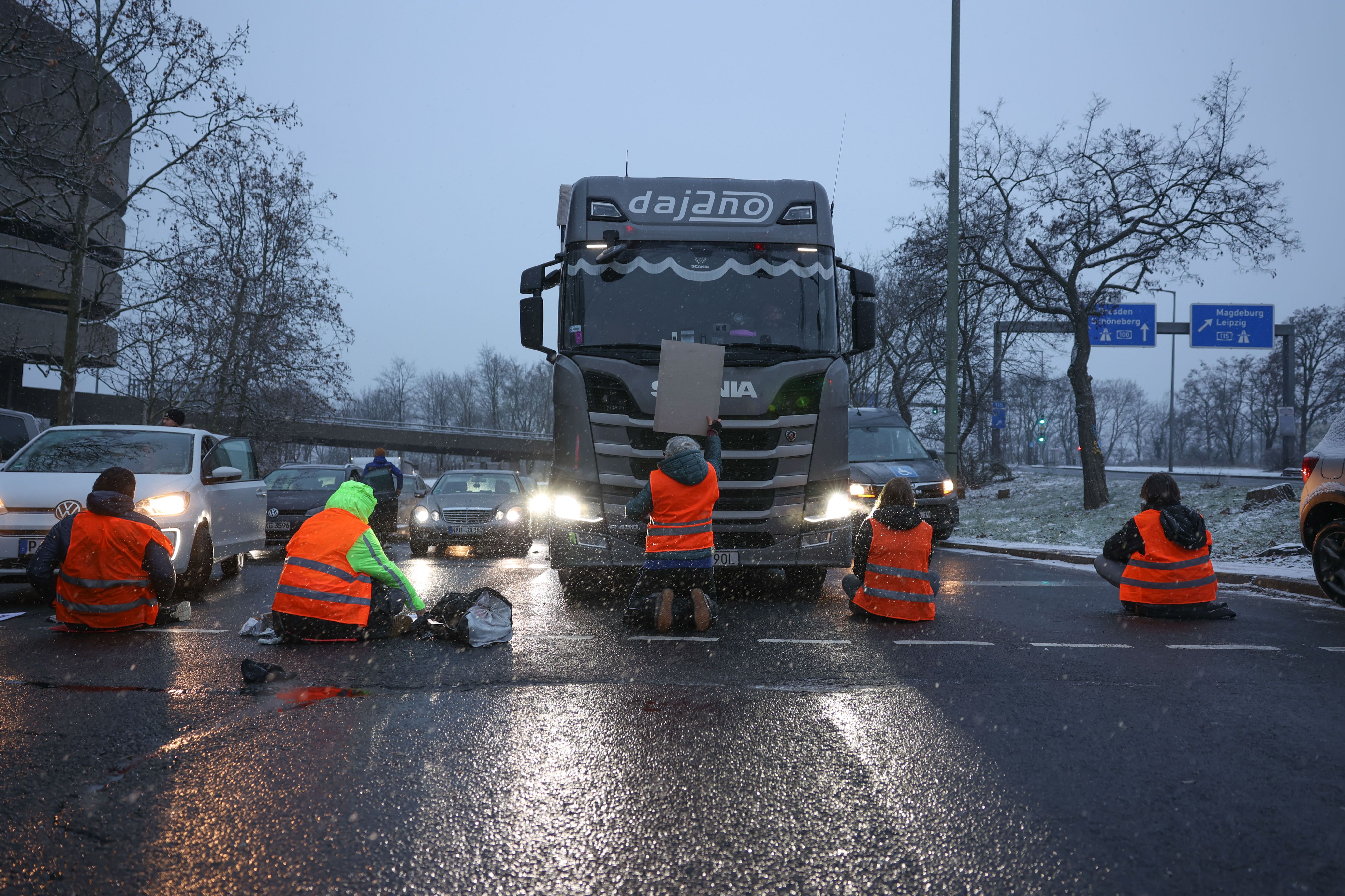 Straßenblockade: Letzte Generation Unterbricht Verkehr Im Berliner Westen