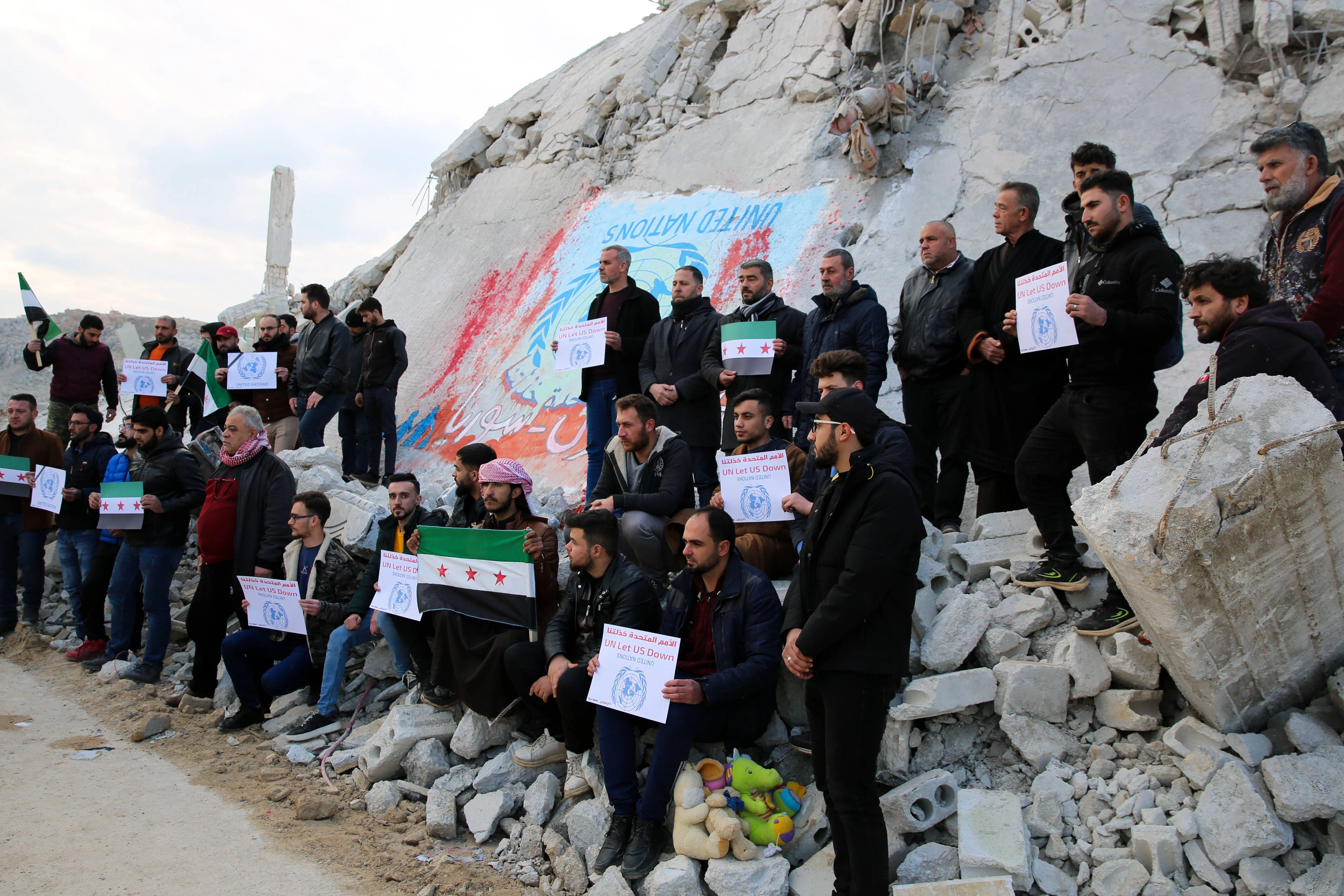 Aktivisten und Studenten der Universität von Idlib halten eine Mahnwache in Sarmada ab, um die mangelnde Reaktion der Vereinten Nationen im Nordwesten Syriens nach dem schweren Erdbeben zu verurteilen.