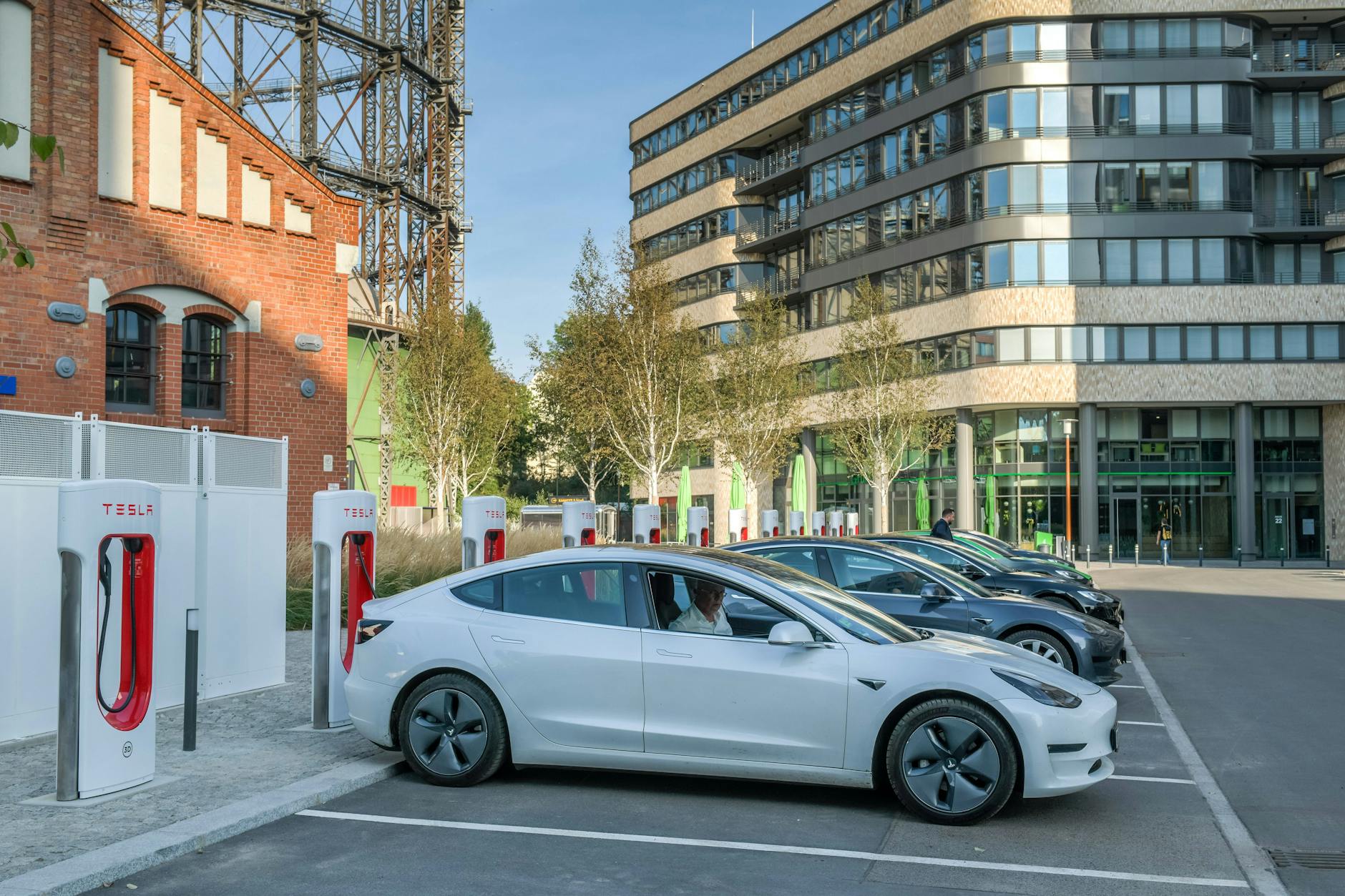 Tesla Supercharger in Berlin Schöneberg.