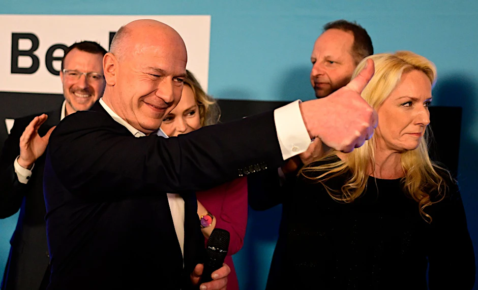 CDU-Spitzenkandidat Kai Wegner reckt auf der Bühne der CDU-Wahlparty seinen Daumen nach oben.  