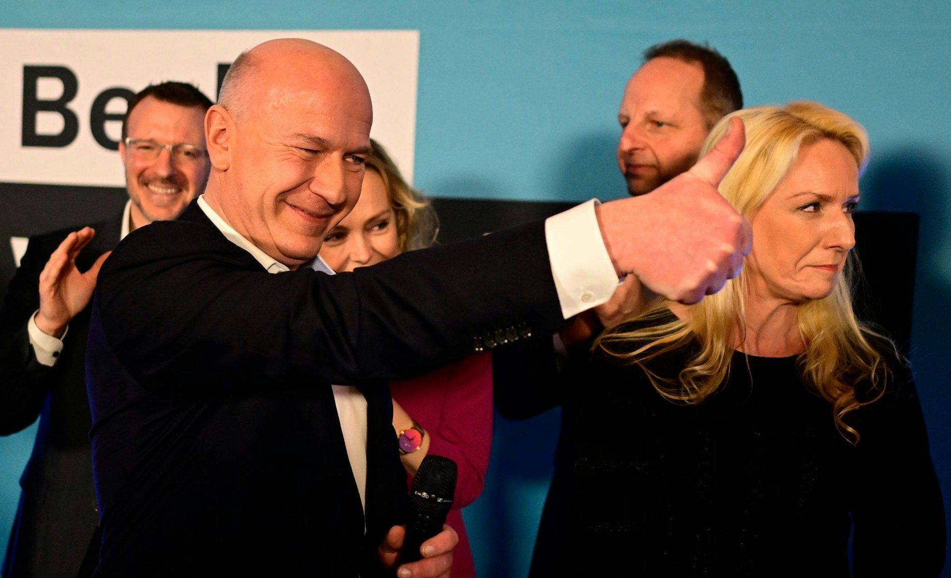 CDU-Spitzenkandidat Kai Wegner reckt auf der Bühne der CDU-Wahlparty seinen Daumen nach oben.  