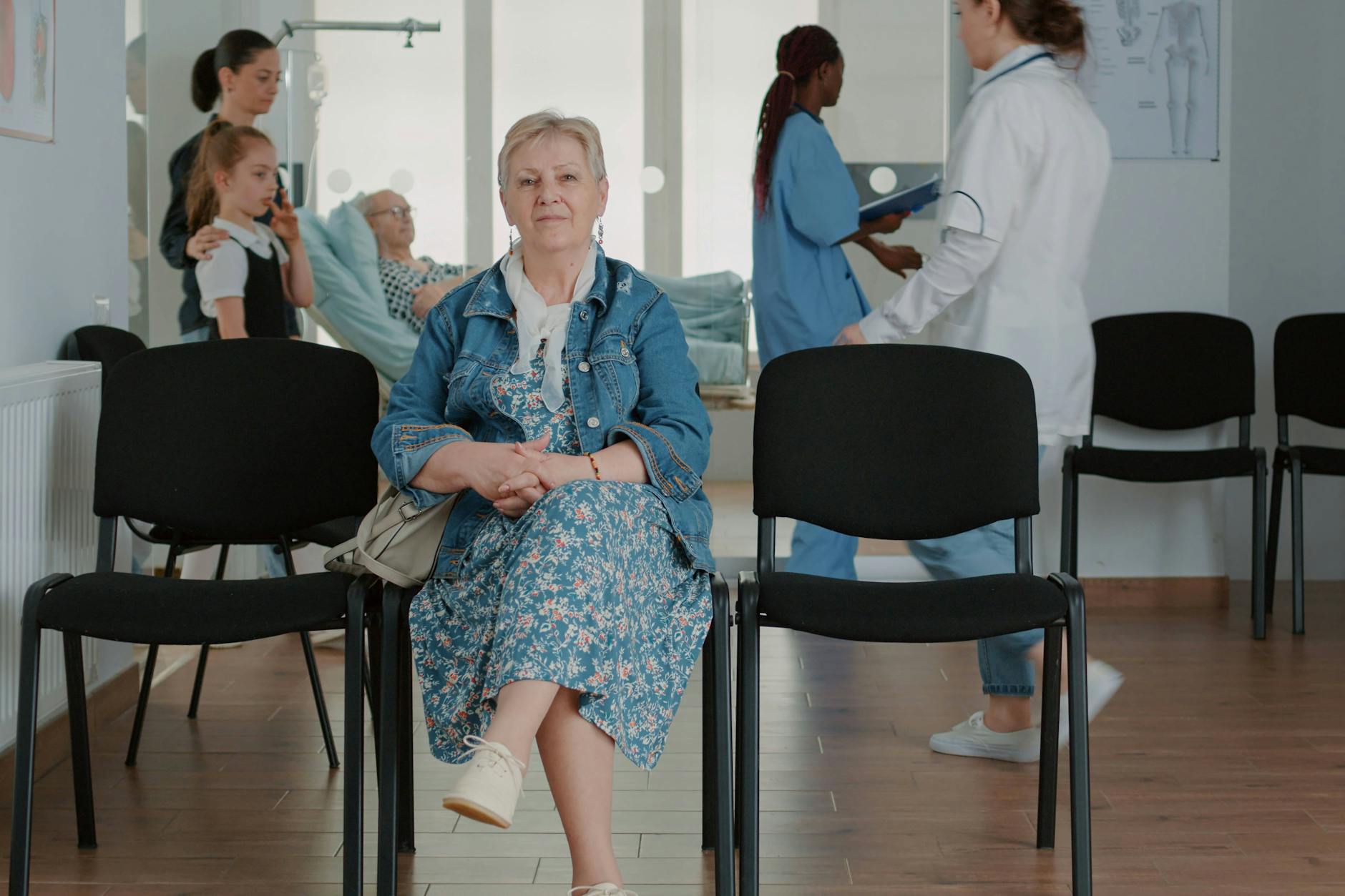 Unbekannte Frau im Ärzte-Wartezimmer (Symbolbild)